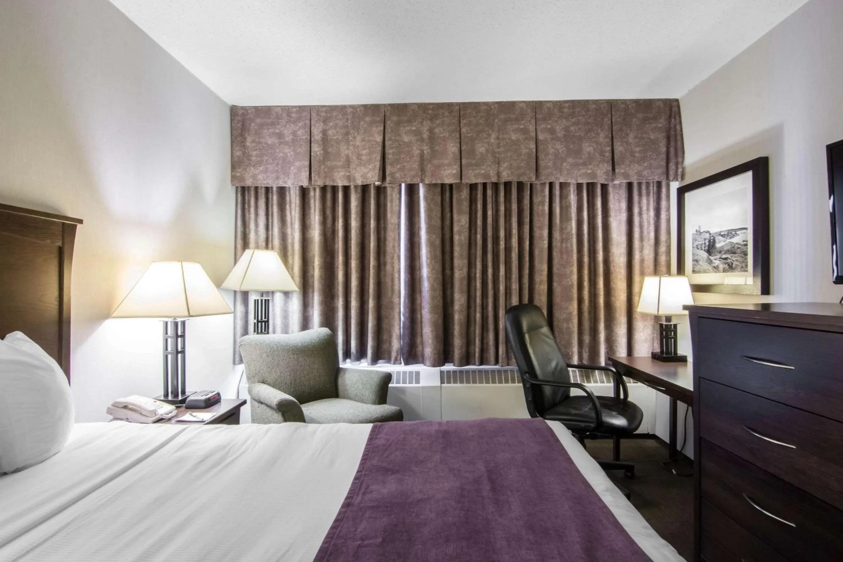 Photo of the whole room, Bed in Quality Inn & Suites Yellowknife