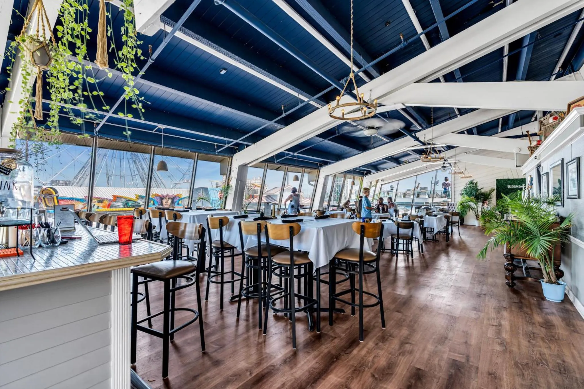 Restaurant/places to eat in Aztec Ocean Resort