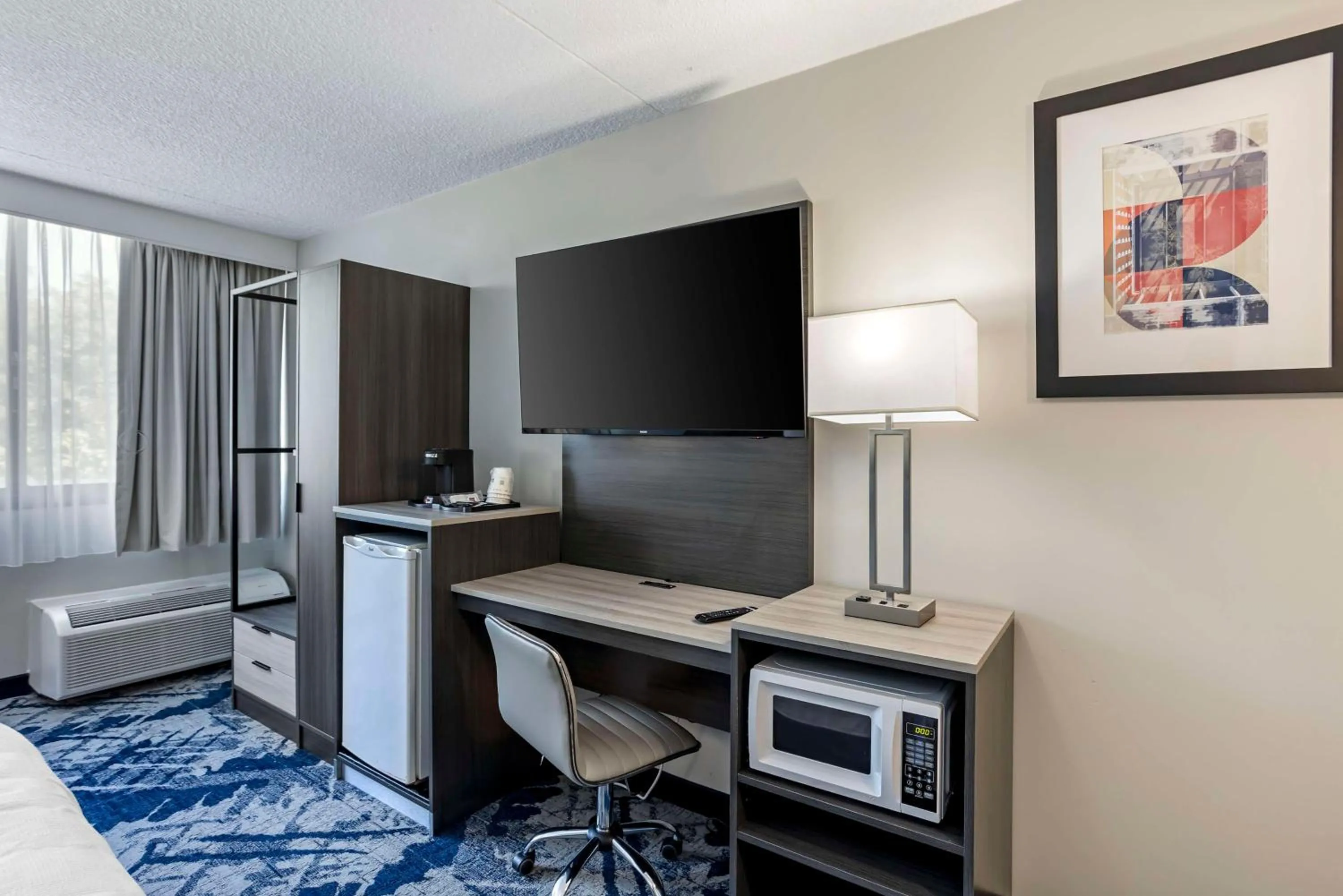 Bedroom, Bed in Best Western Rutgers University Hotel