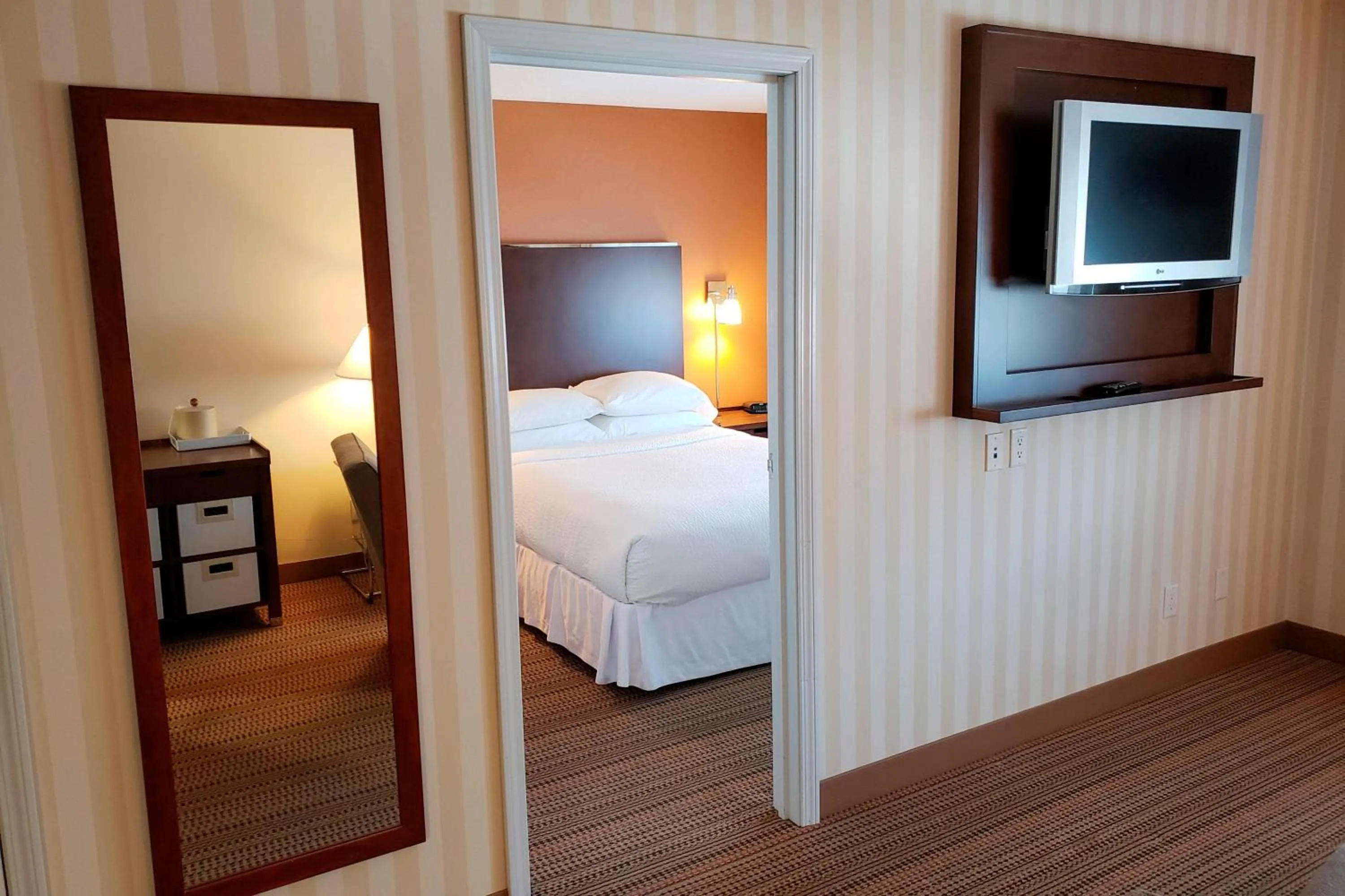 Photo of the whole room, Bed in Four Points by Sheraton Prince George