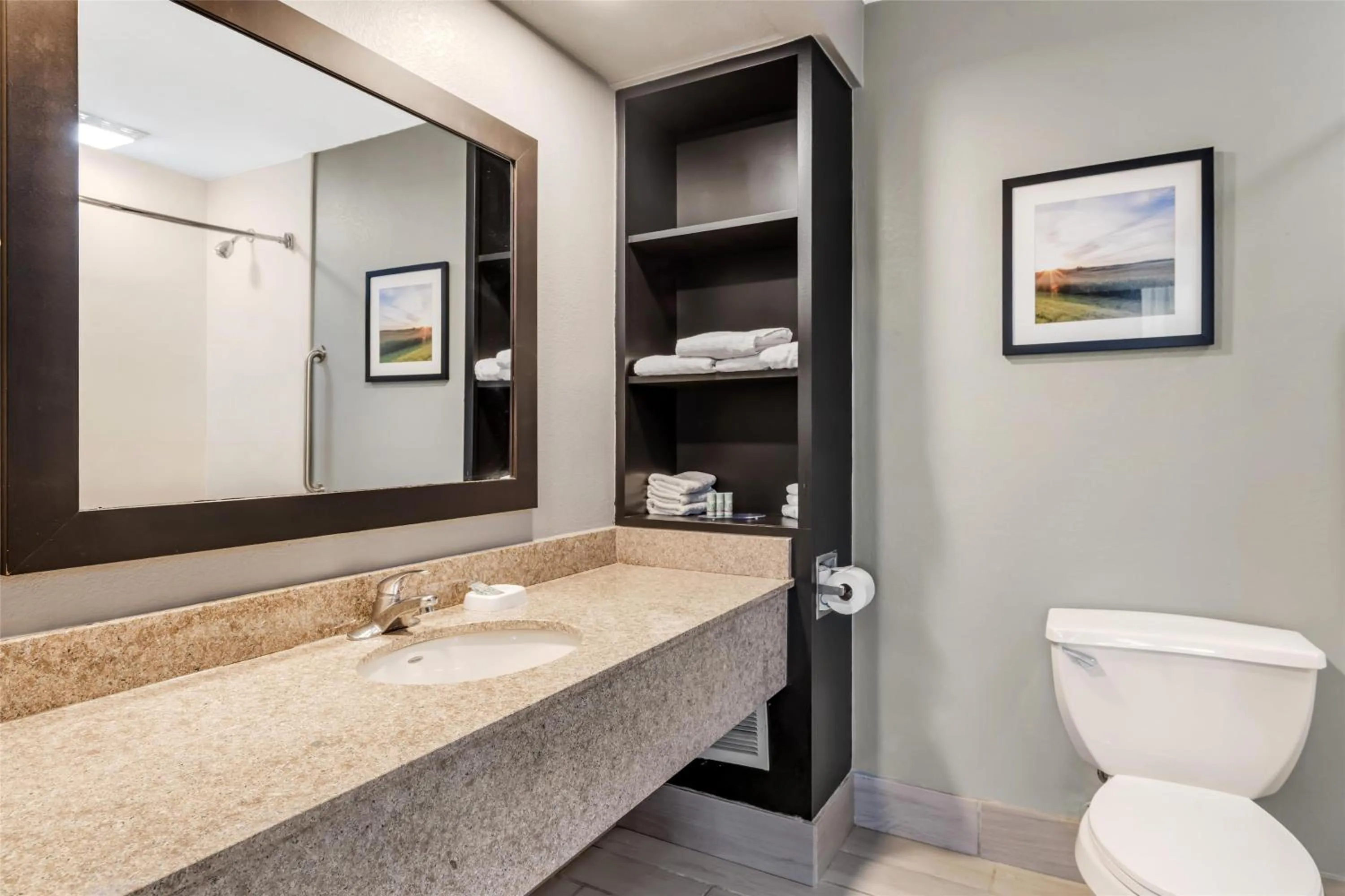 Bathroom in Best Western Rochester Hotel Mayo Clinic Area/ St. Mary's