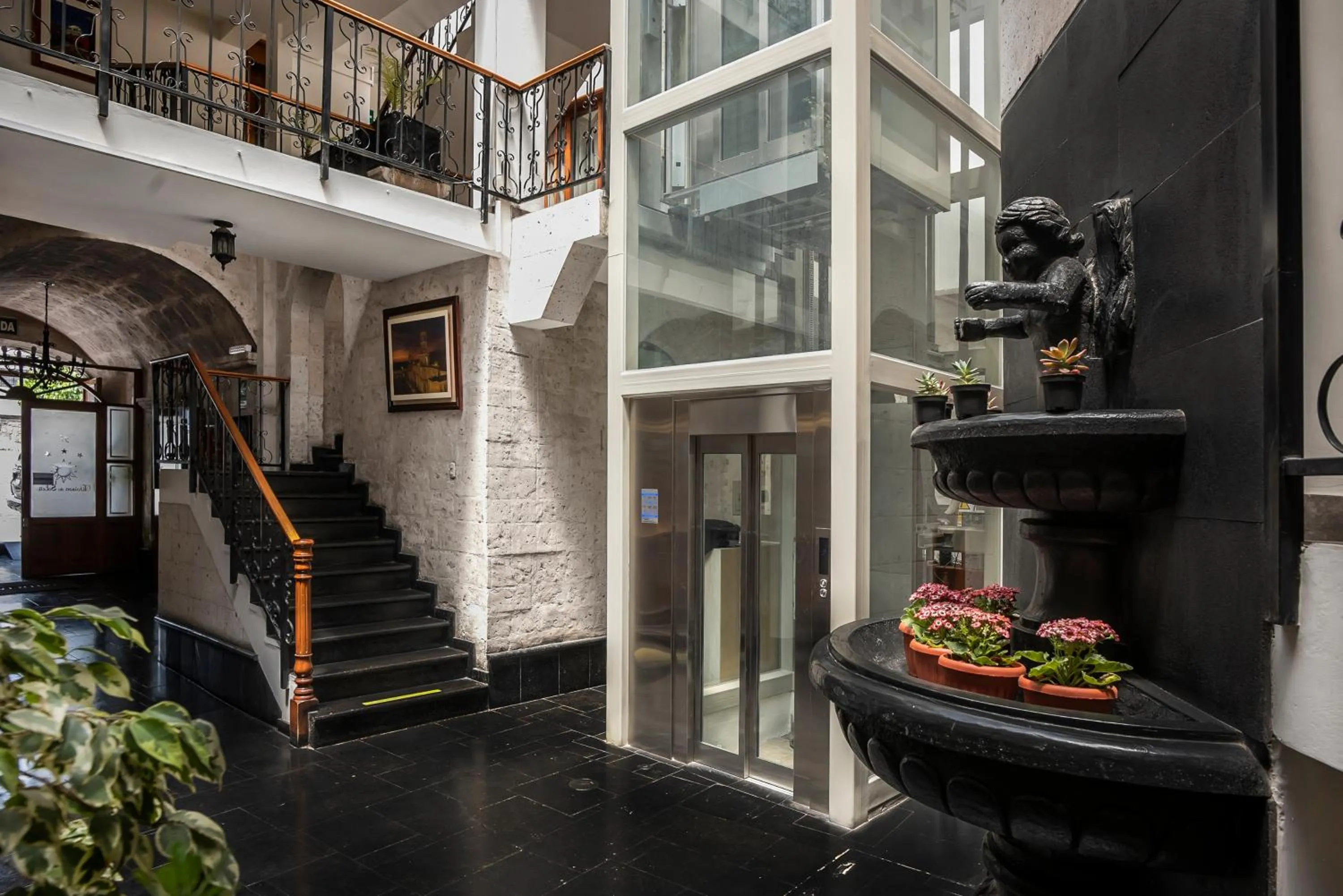 elevator in Hotel Maison Du Solei