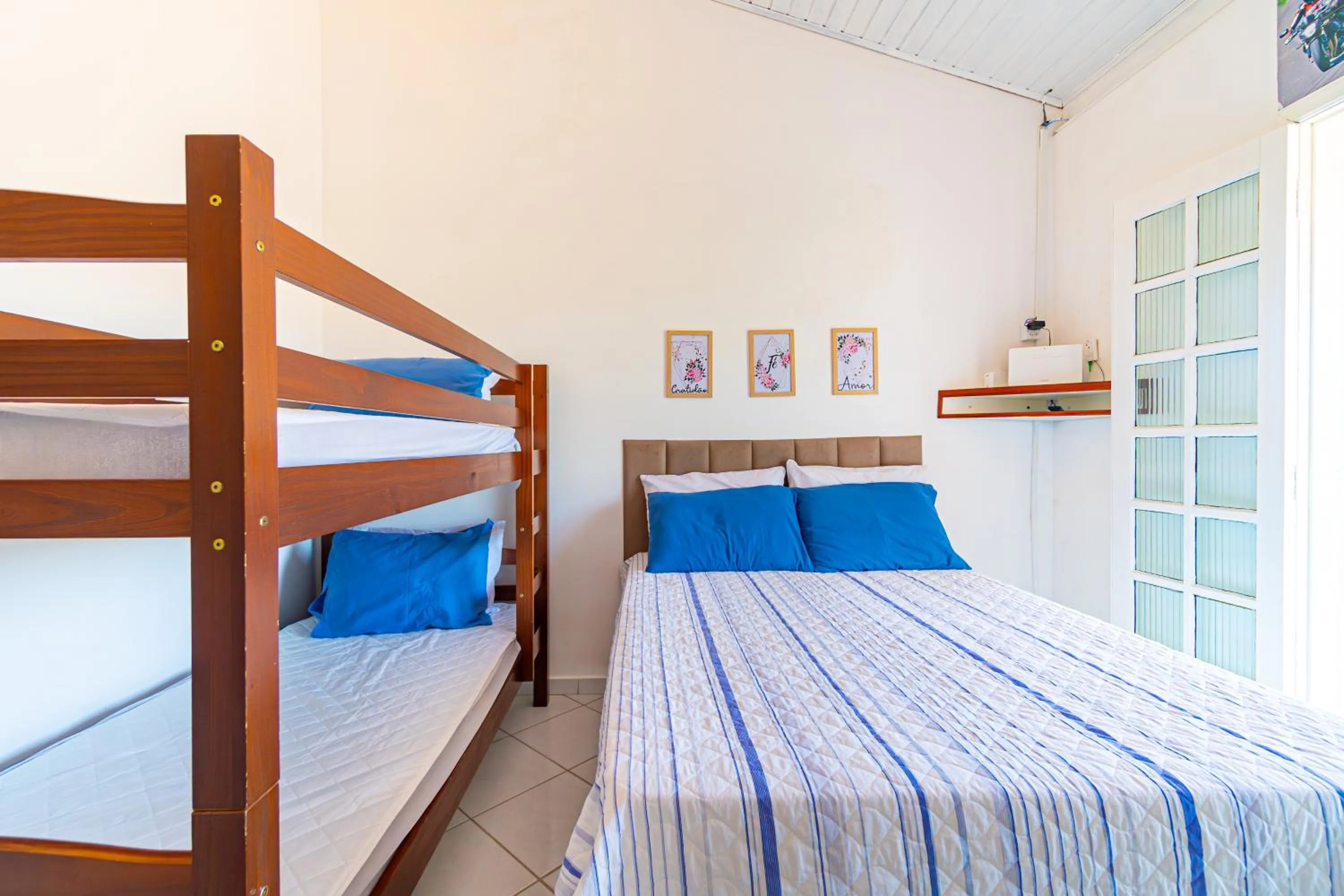 Bed in Casa Gomes com 3 suítes e ar-condicionado até 12 pessoas em Ubatuba Itaguá