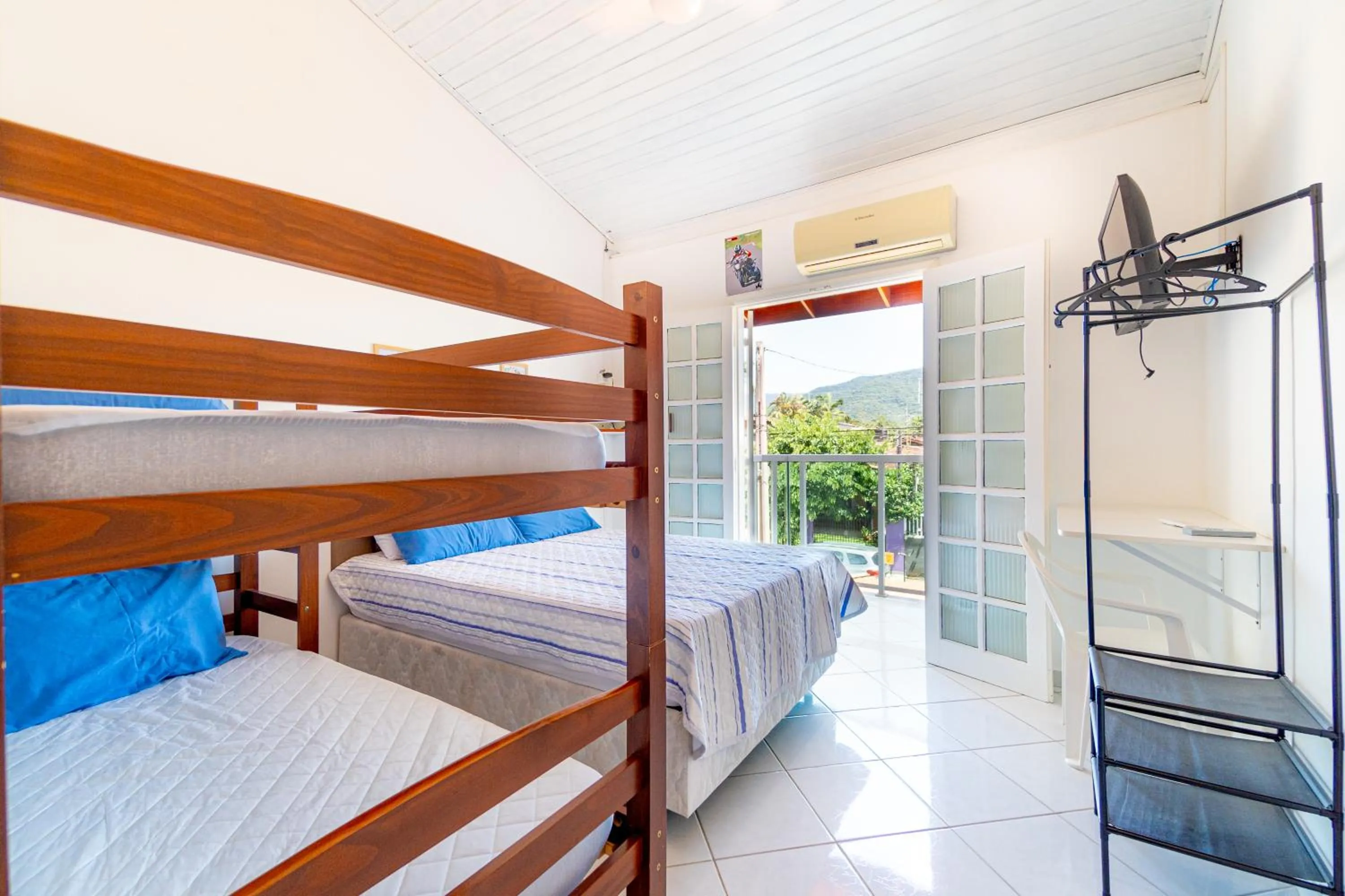 Bed in Casa Gomes com 3 suítes e ar-condicionado até 12 pessoas em Ubatuba Itaguá