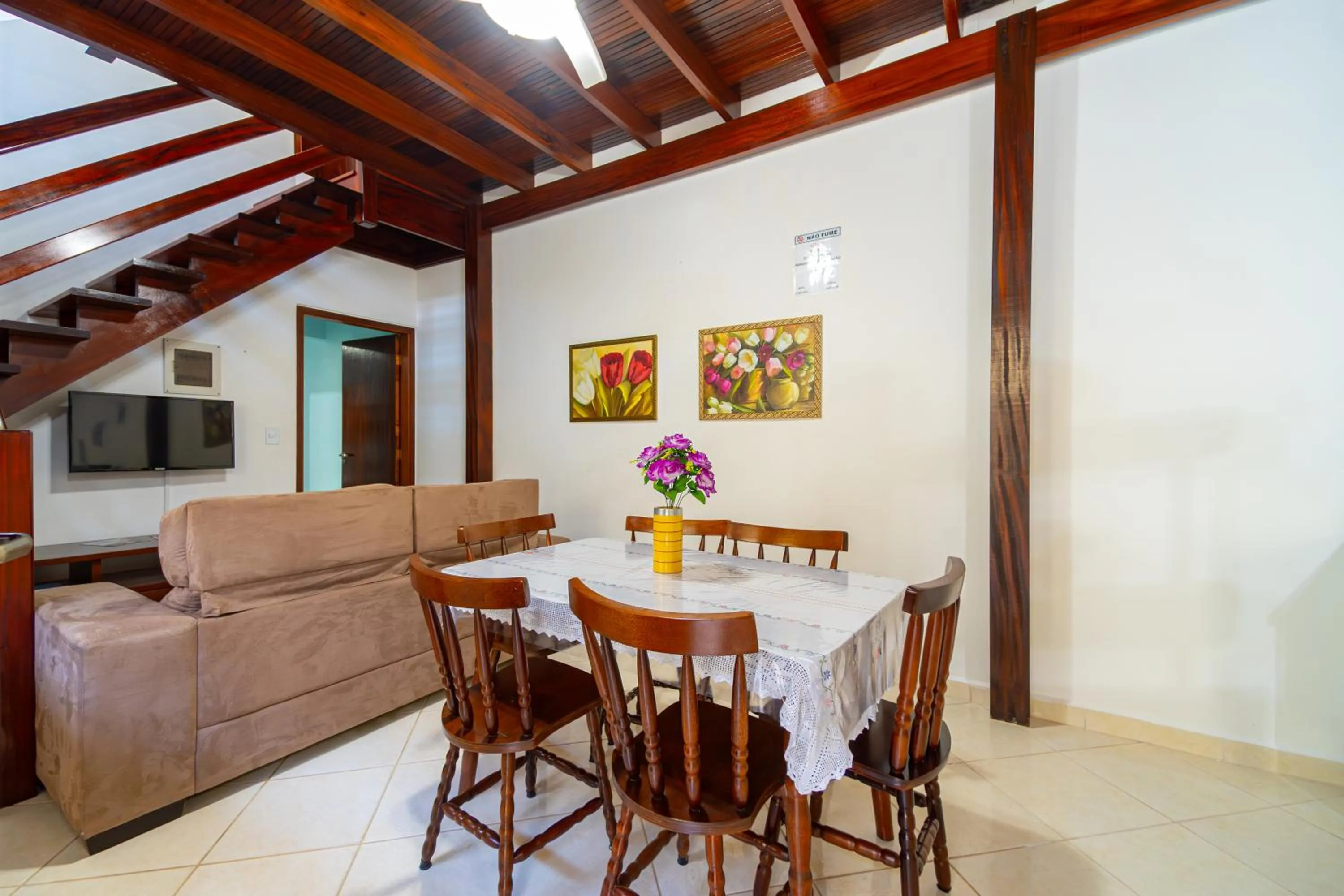 Dining area in Casa Gomes com 3 suítes e ar-condicionado até 12 pessoas em Ubatuba Itaguá