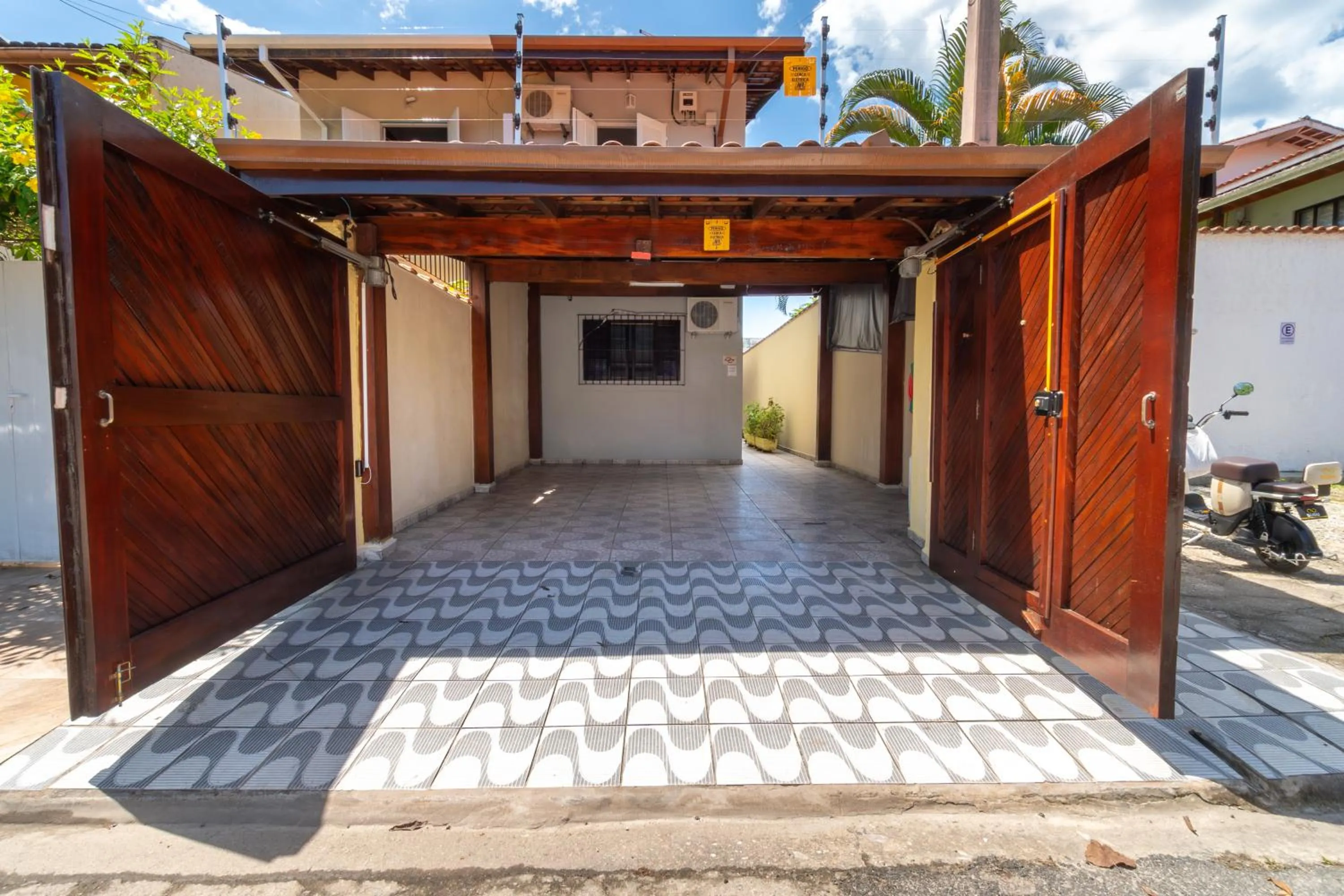 Property building in Casa Gomes com 3 suítes e ar-condicionado até 12 pessoas em Ubatuba Itaguá