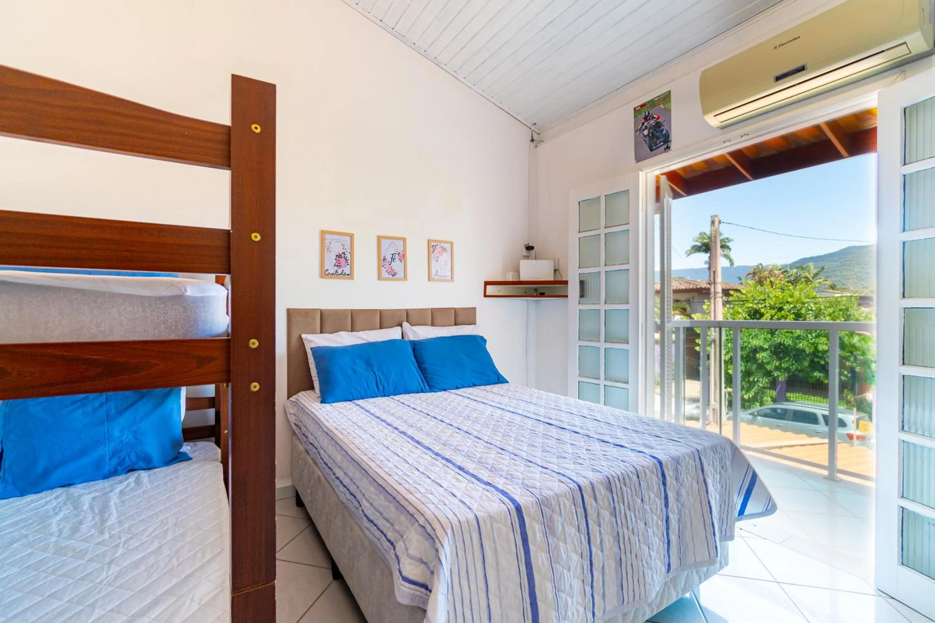 Balcony/Terrace, Bed in Casa Gomes com 3 suítes e ar-condicionado até 12 pessoas em Ubatuba Itaguá