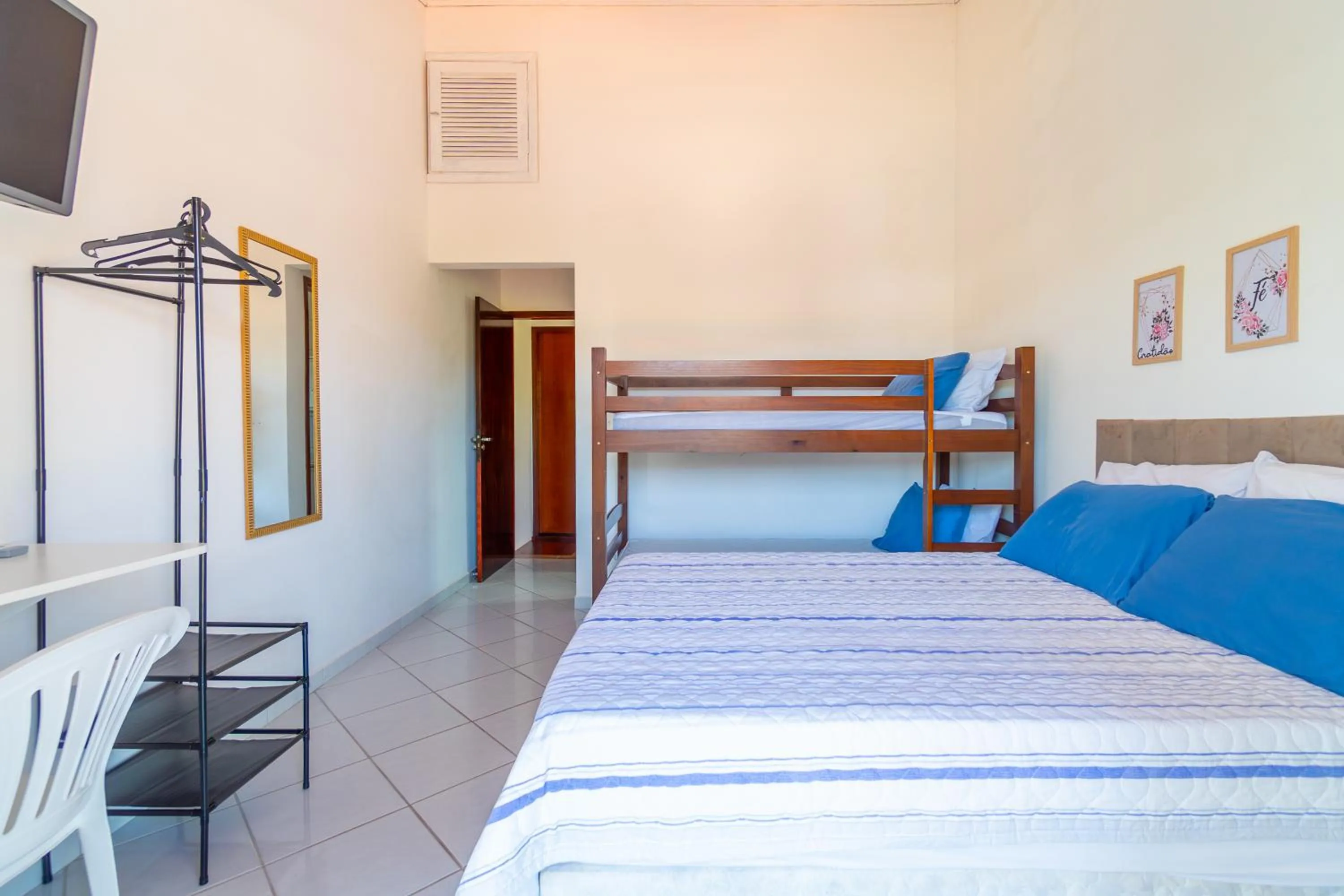 Bed in Casa Gomes com 3 suítes e ar-condicionado até 12 pessoas em Ubatuba Itaguá