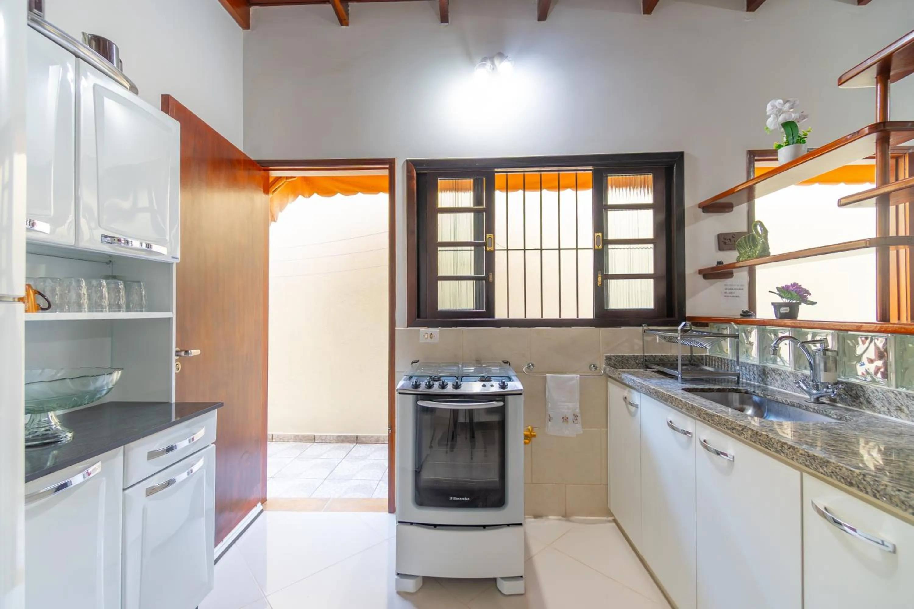 Kitchen or kitchenette in Casa Gomes com 3 suítes e ar-condicionado até 12 pessoas em Ubatuba Itaguá