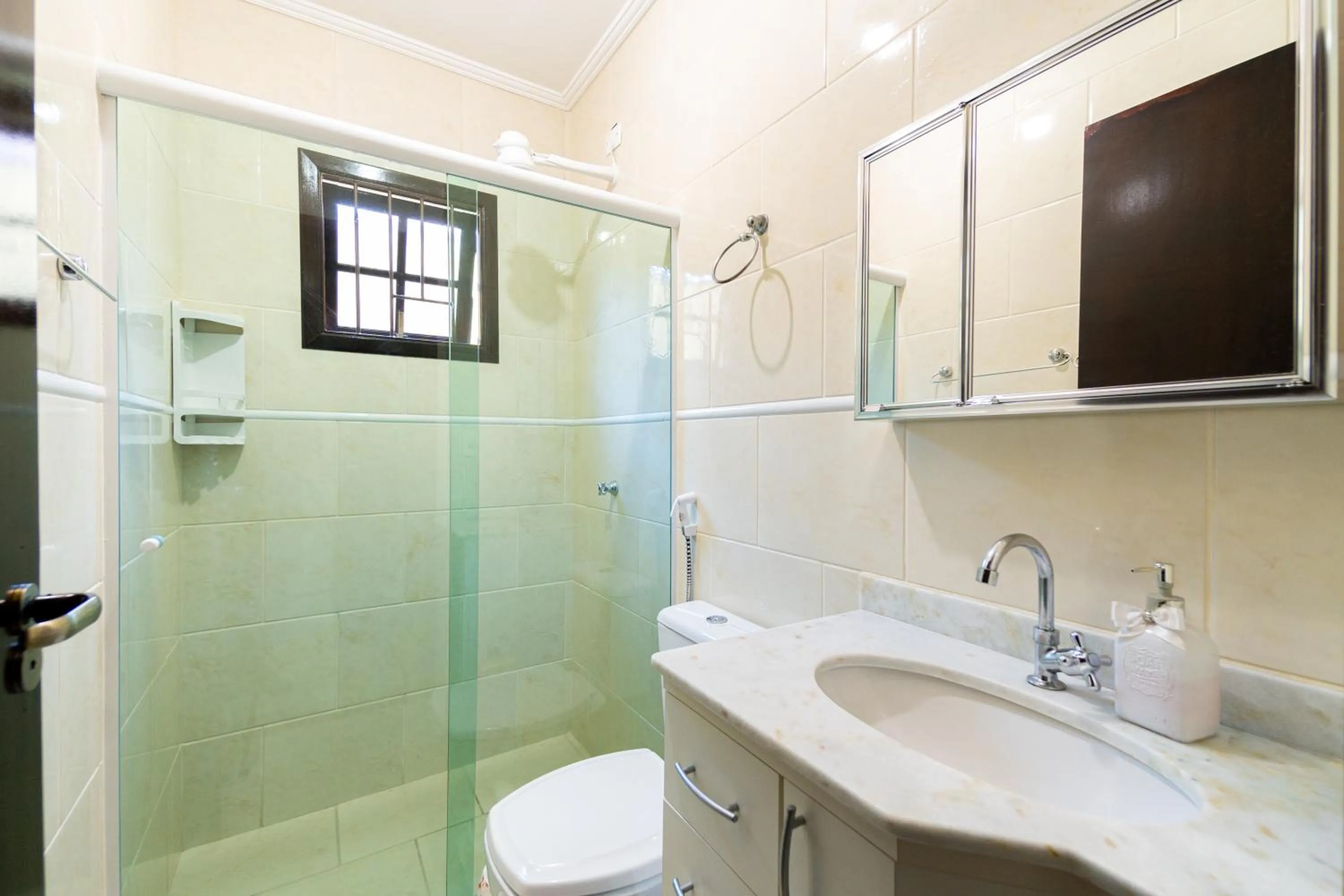 Shower in Casa Gomes com 3 suítes e ar-condicionado até 12 pessoas em Ubatuba Itaguá