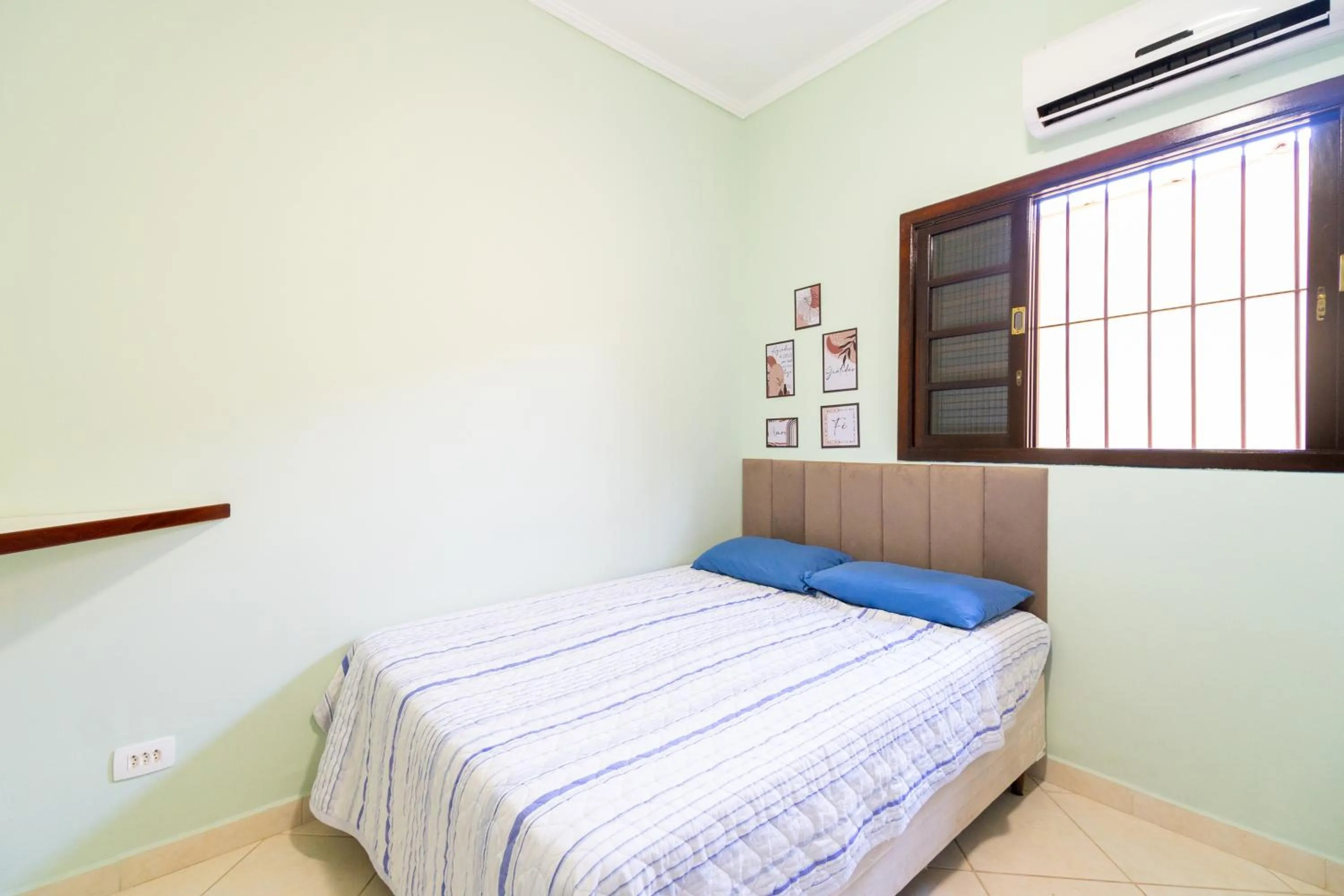 Bed in Casa Gomes com 3 suítes e ar-condicionado até 12 pessoas em Ubatuba Itaguá