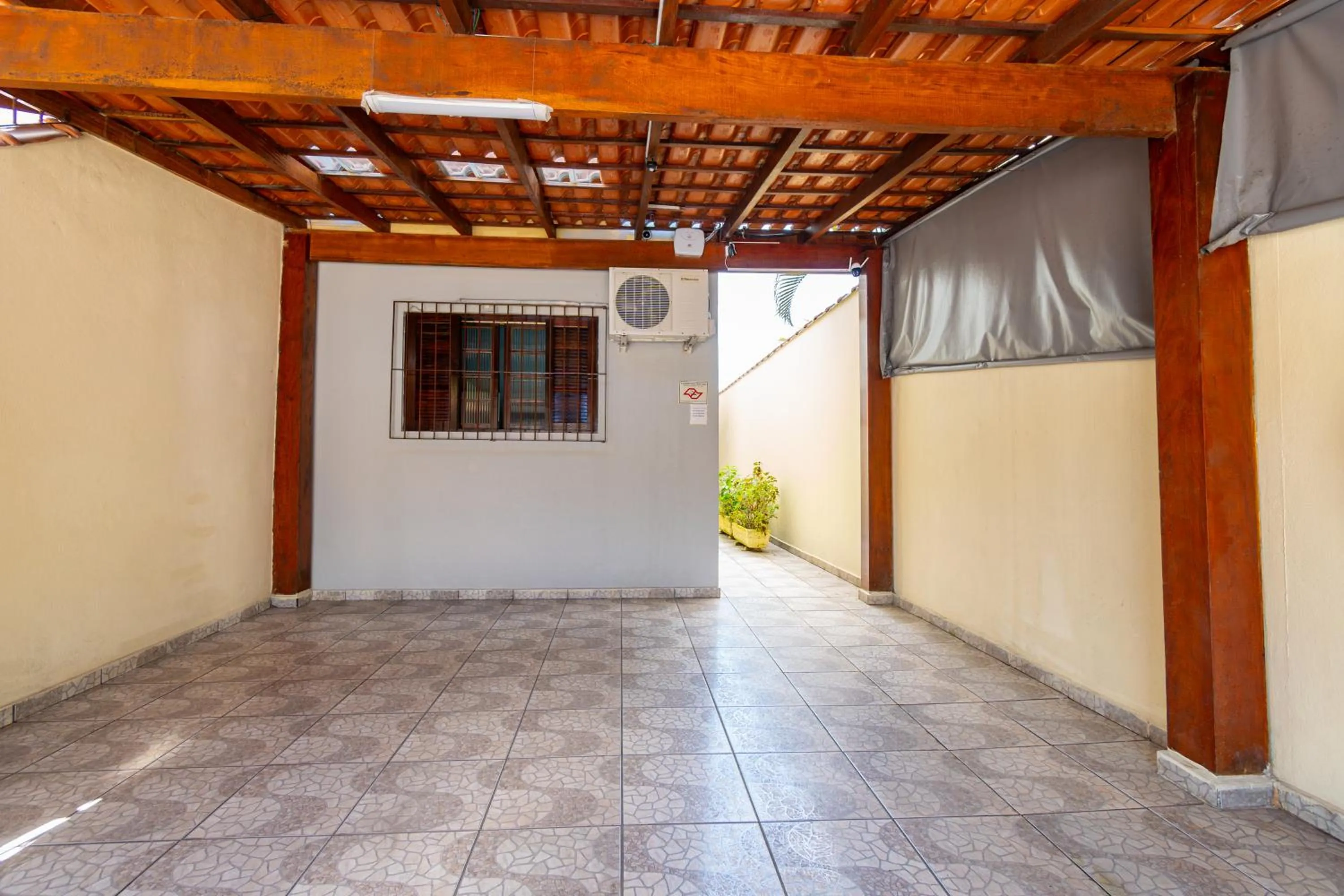 Parking in Casa Gomes com 3 suítes e ar-condicionado até 12 pessoas em Ubatuba Itaguá