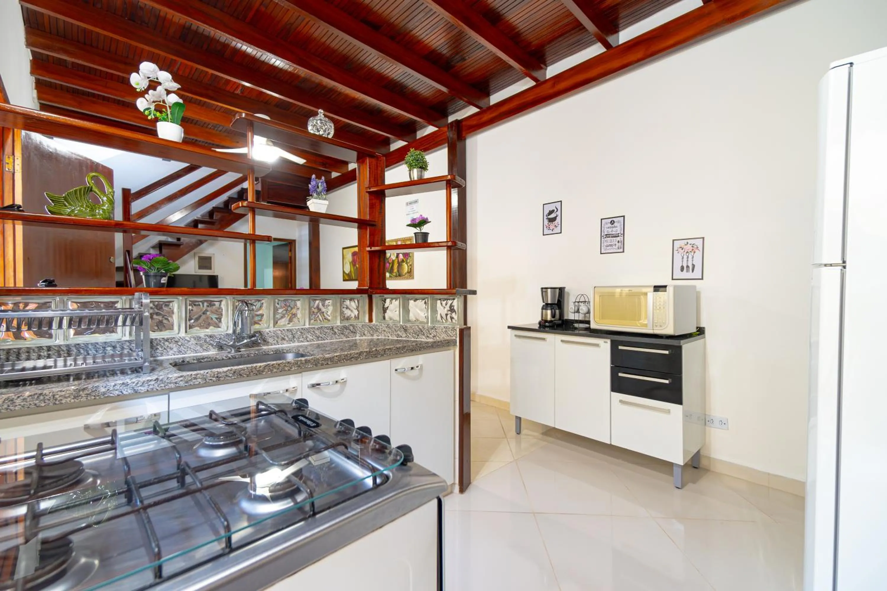 Kitchen or kitchenette in Casa Gomes com 3 suítes e ar-condicionado até 12 pessoas em Ubatuba Itaguá