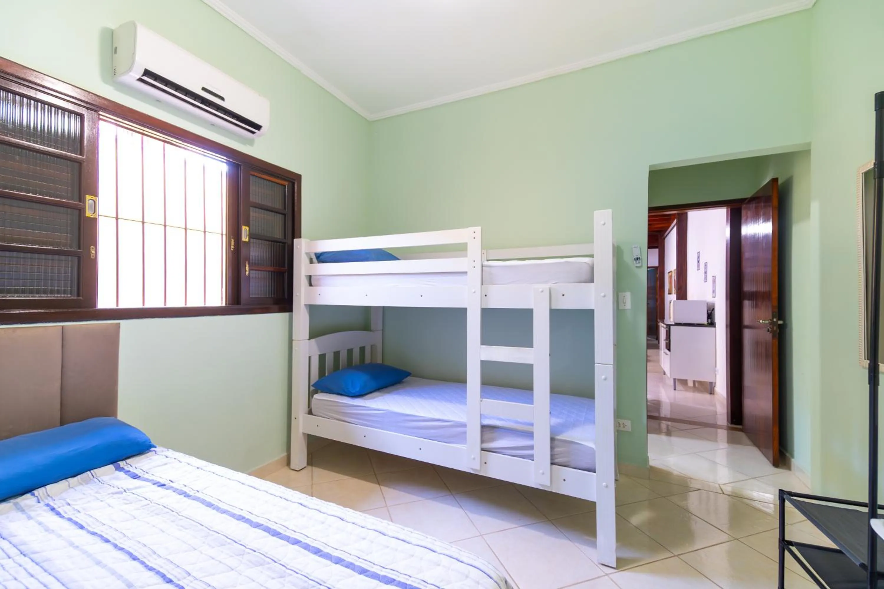 Bed in Casa Gomes com 3 suítes e ar-condicionado até 12 pessoas em Ubatuba Itaguá