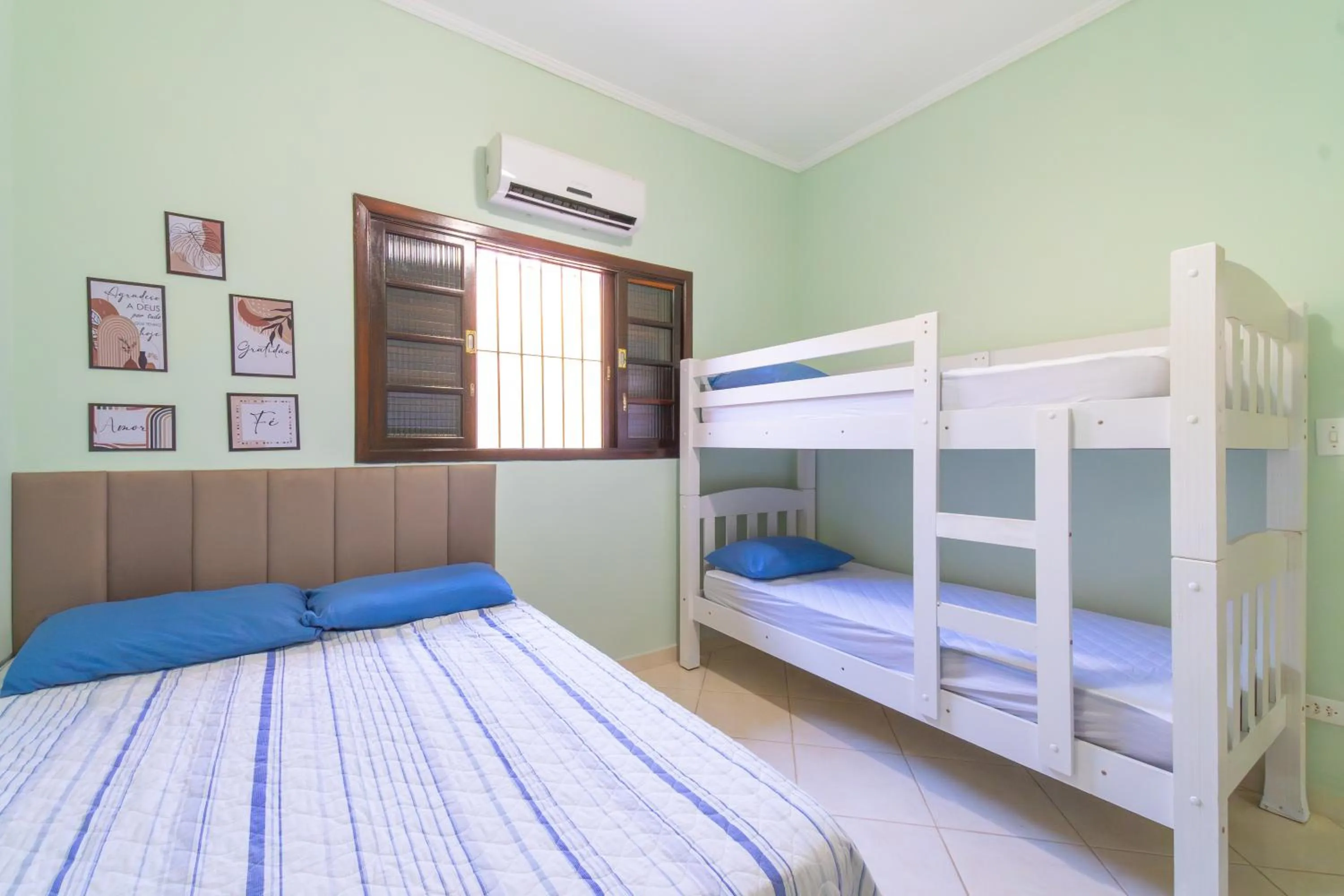 Bed in Casa Gomes com 3 suítes e ar-condicionado até 12 pessoas em Ubatuba Itaguá