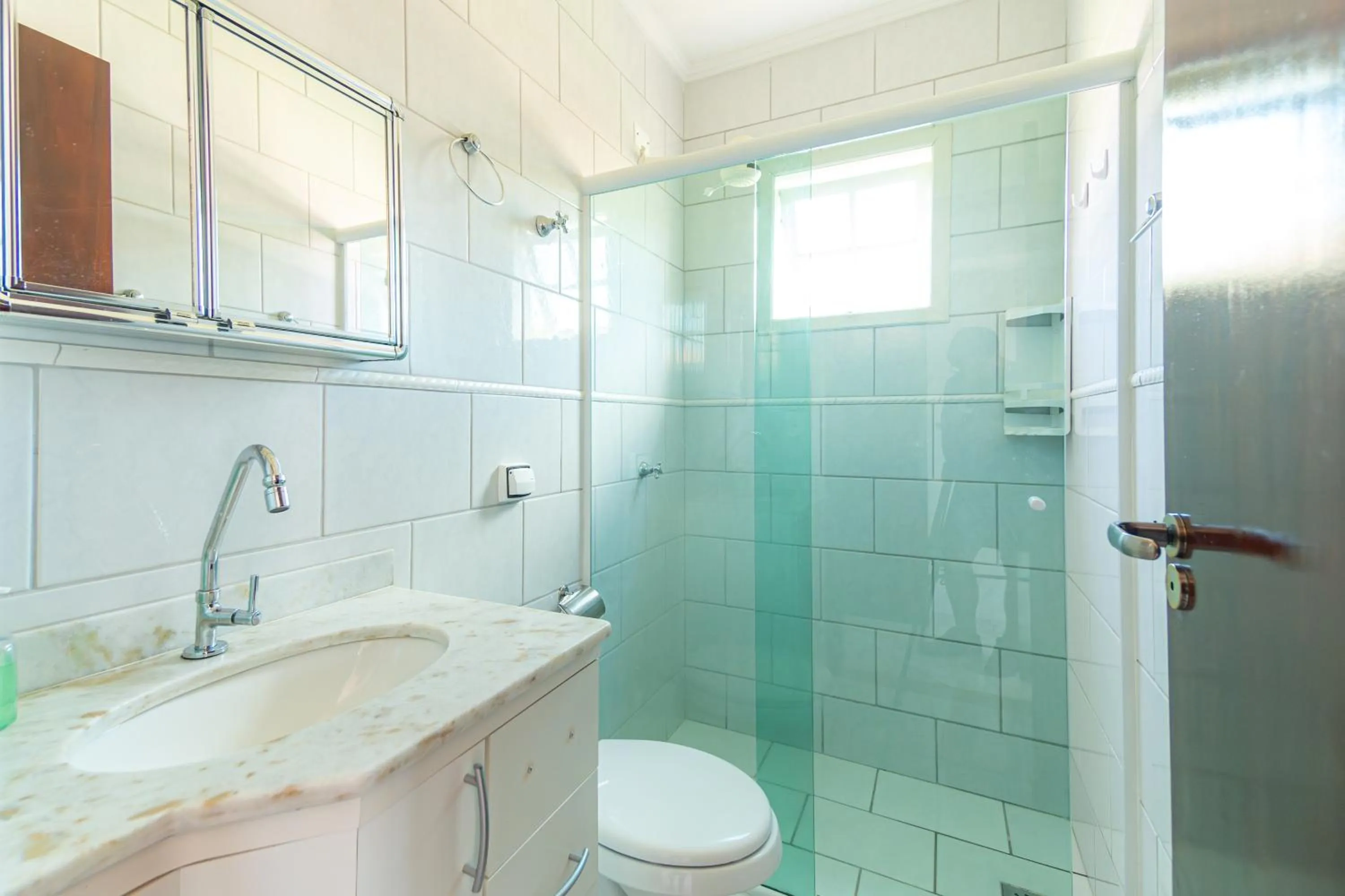 Shower in Casa Gomes com 3 suítes e ar-condicionado até 12 pessoas em Ubatuba Itaguá