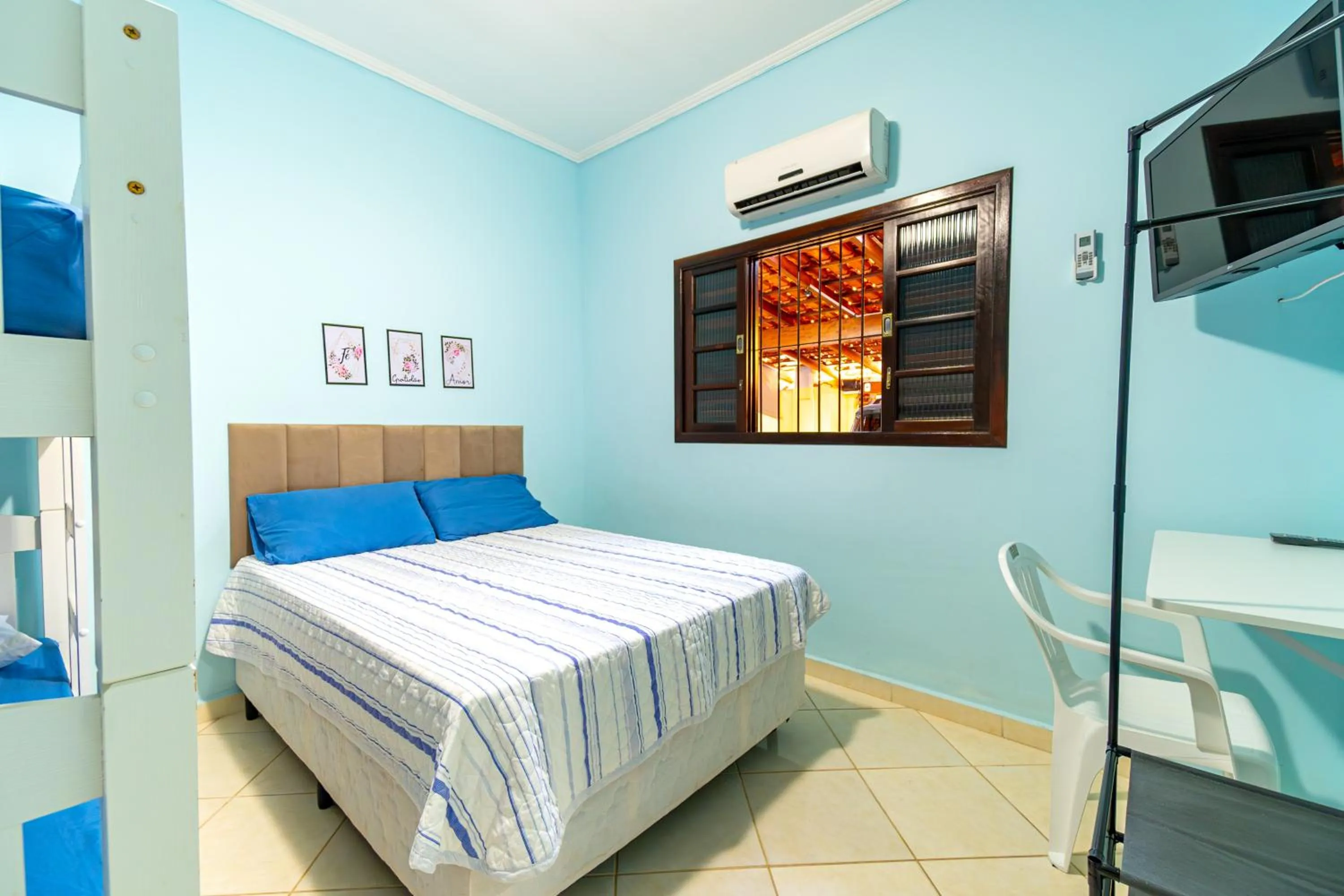 Bed in Casa Gomes com 3 suítes e ar-condicionado até 12 pessoas em Ubatuba Itaguá