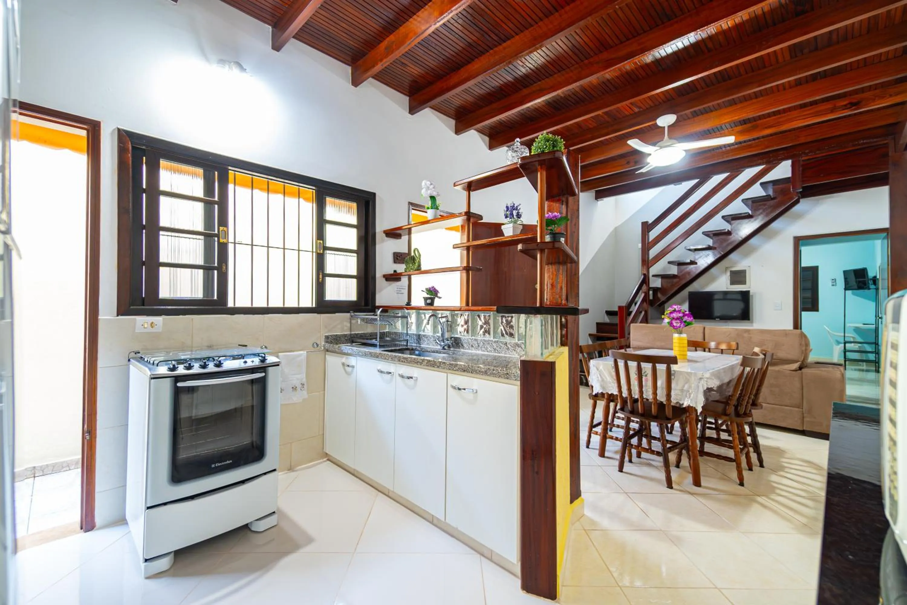 Kitchen or kitchenette in Casa Gomes com 3 suítes e ar-condicionado até 12 pessoas em Ubatuba Itaguá
