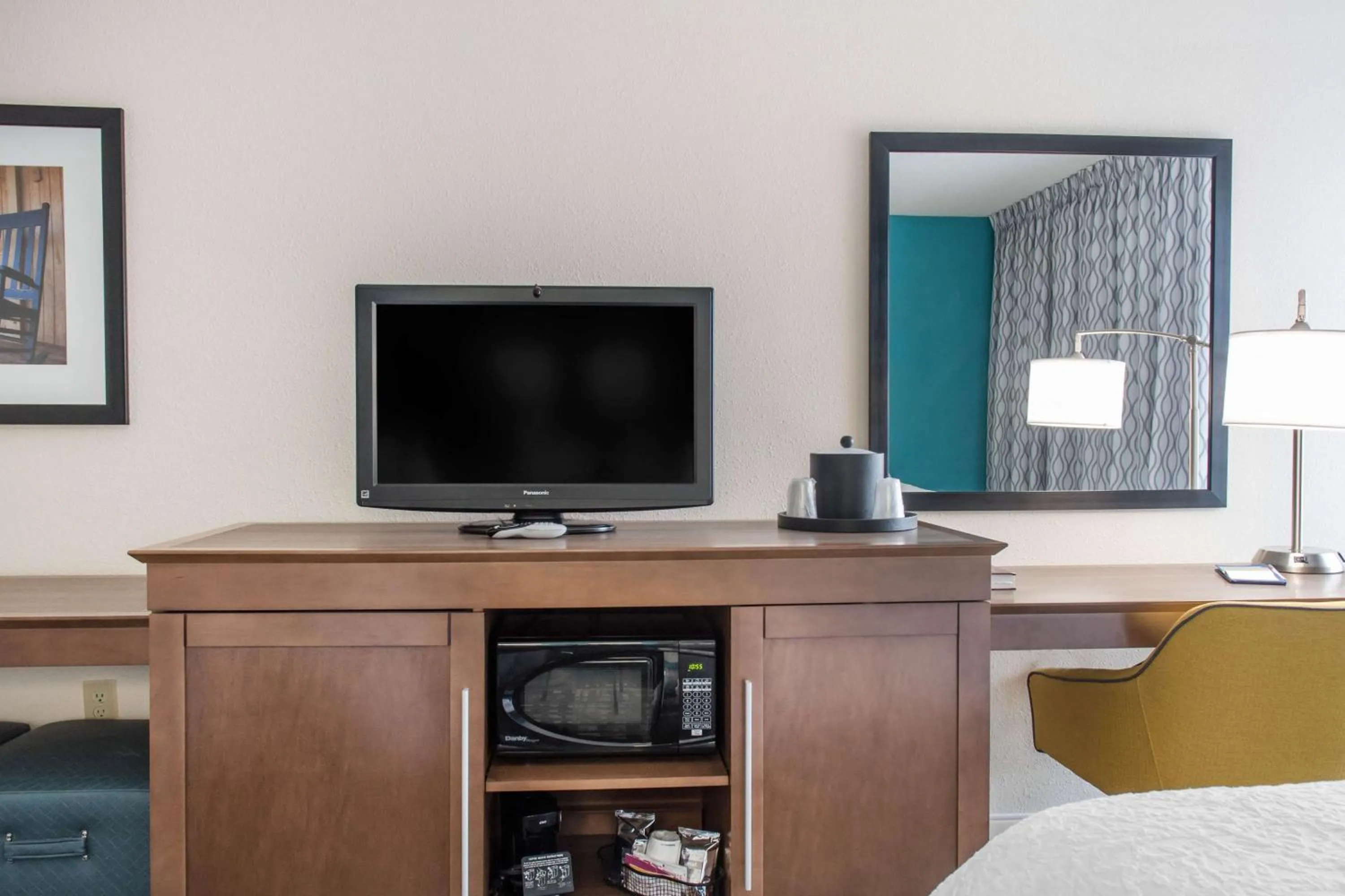 Bedroom, Bed in Hampton Inn Douglas