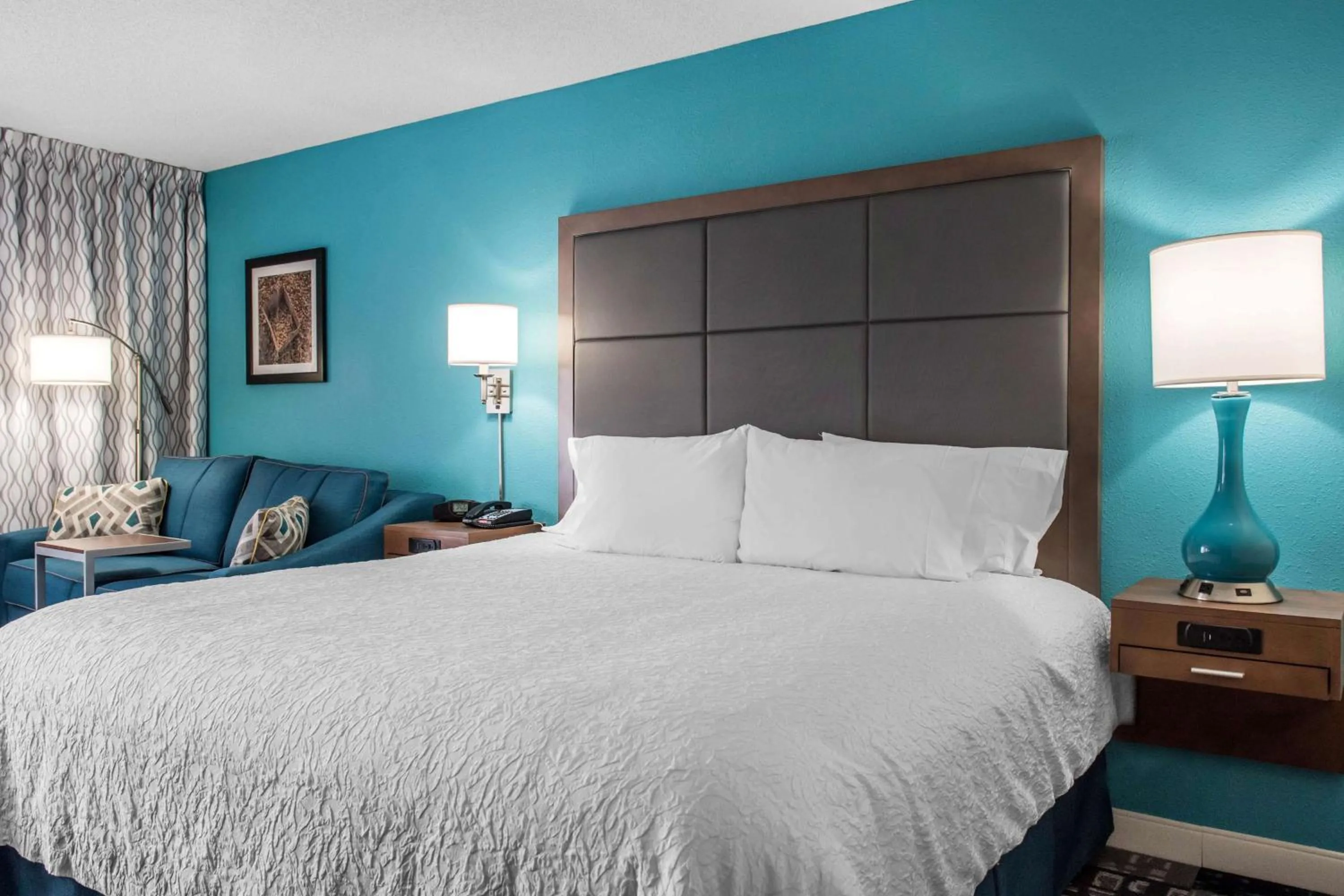 Living room, Bed in Hampton Inn Douglas