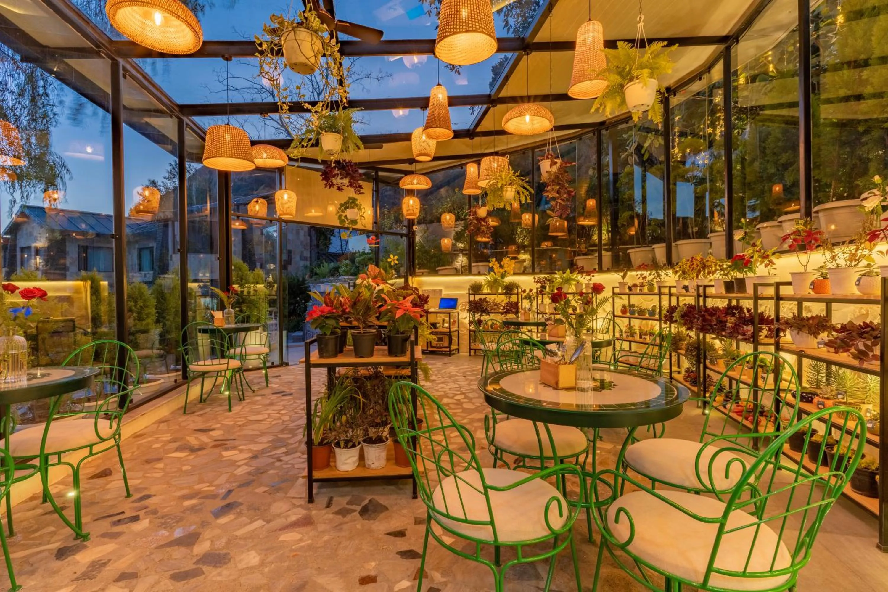 Restaurant/places to eat in Shervani Hilltop Resort