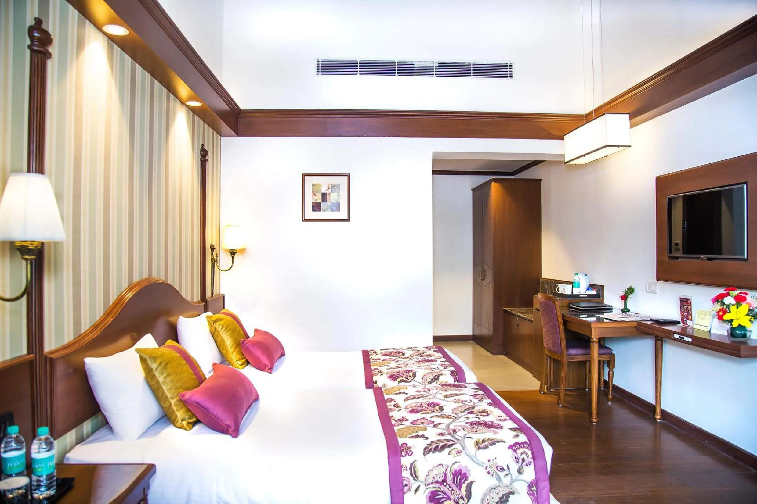 Bed in Shervani Hilltop Resort