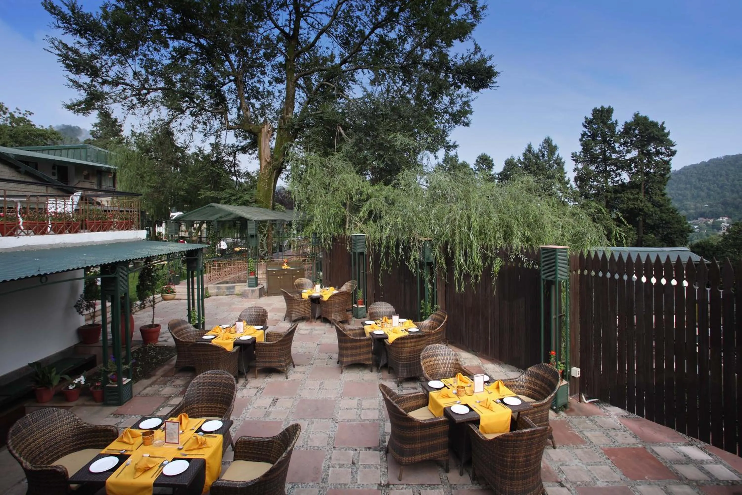 Restaurant/places to eat in Shervani Hilltop Resort