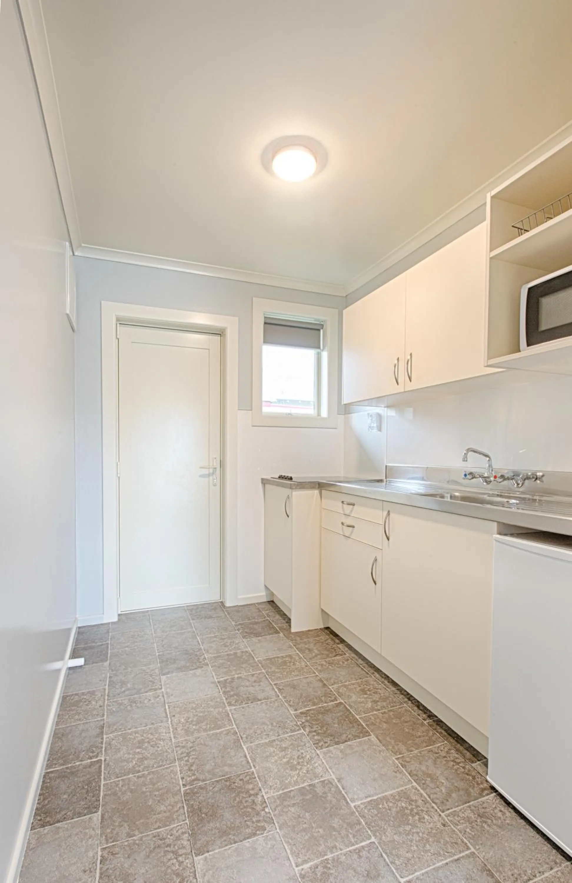 Kitchen or kitchenette in AAA Thames Court Motel