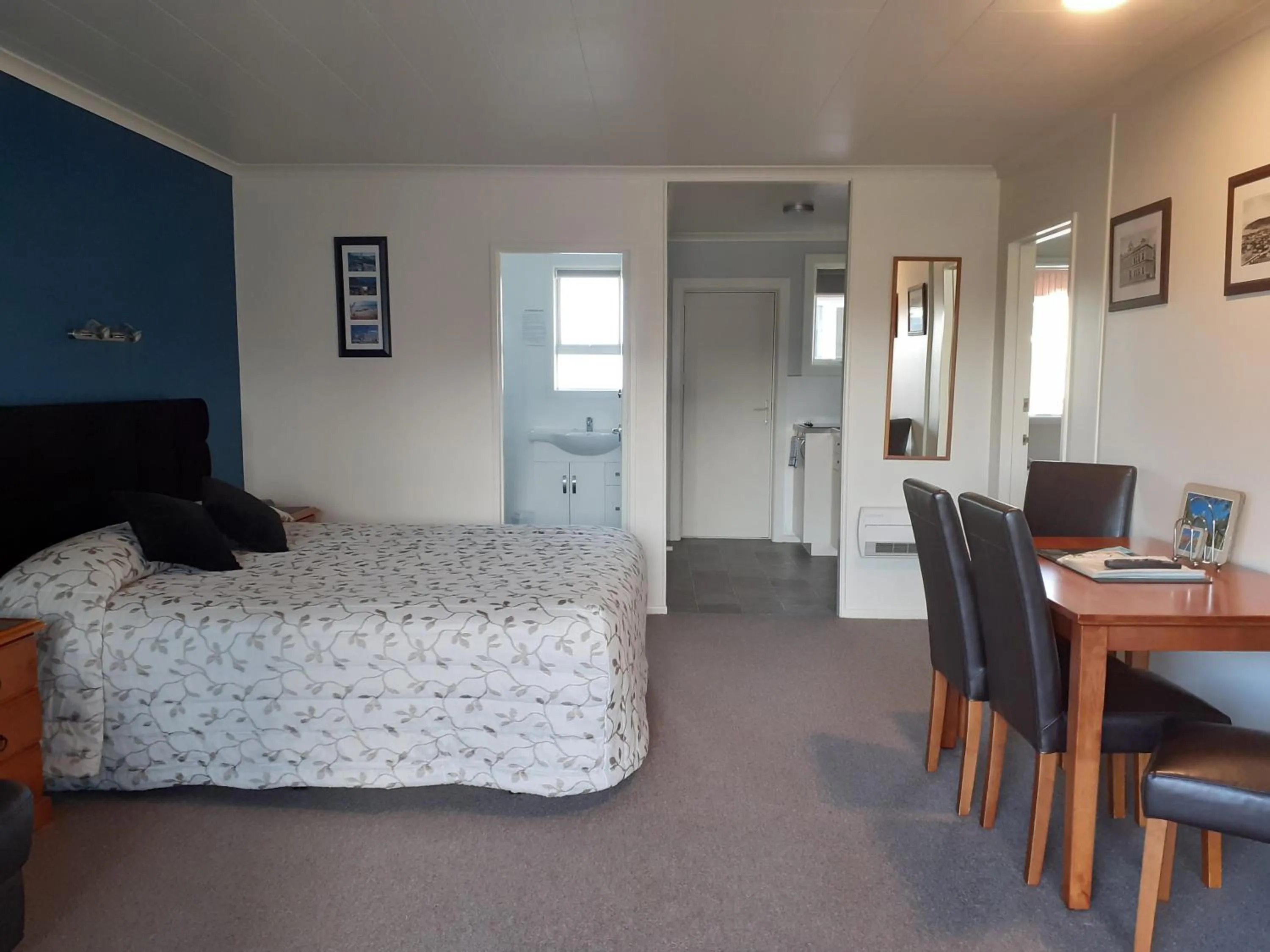 Bed in AAA Thames Court Motel