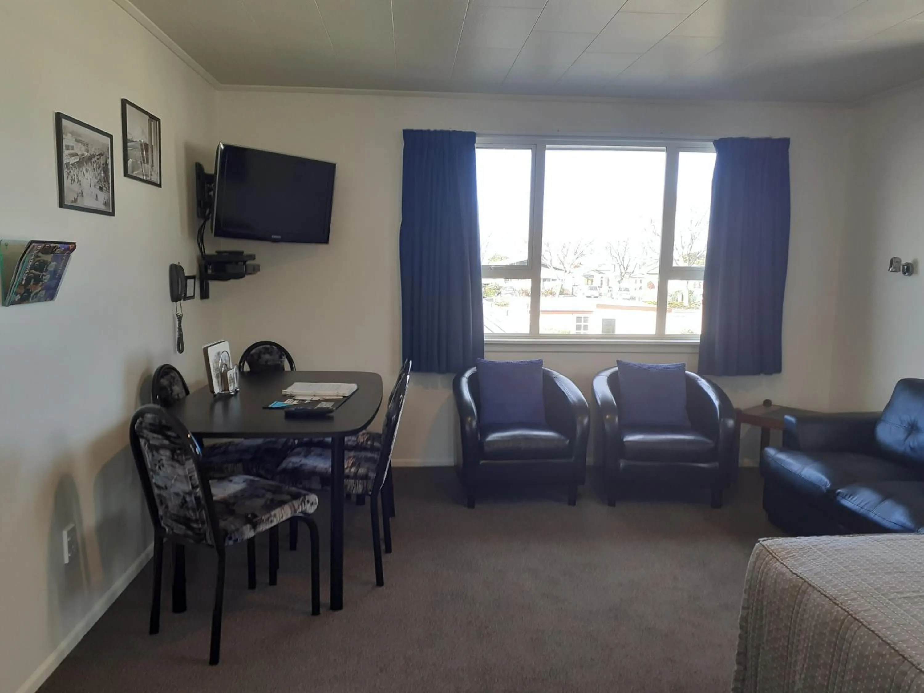 Living room in AAA Thames Court Motel