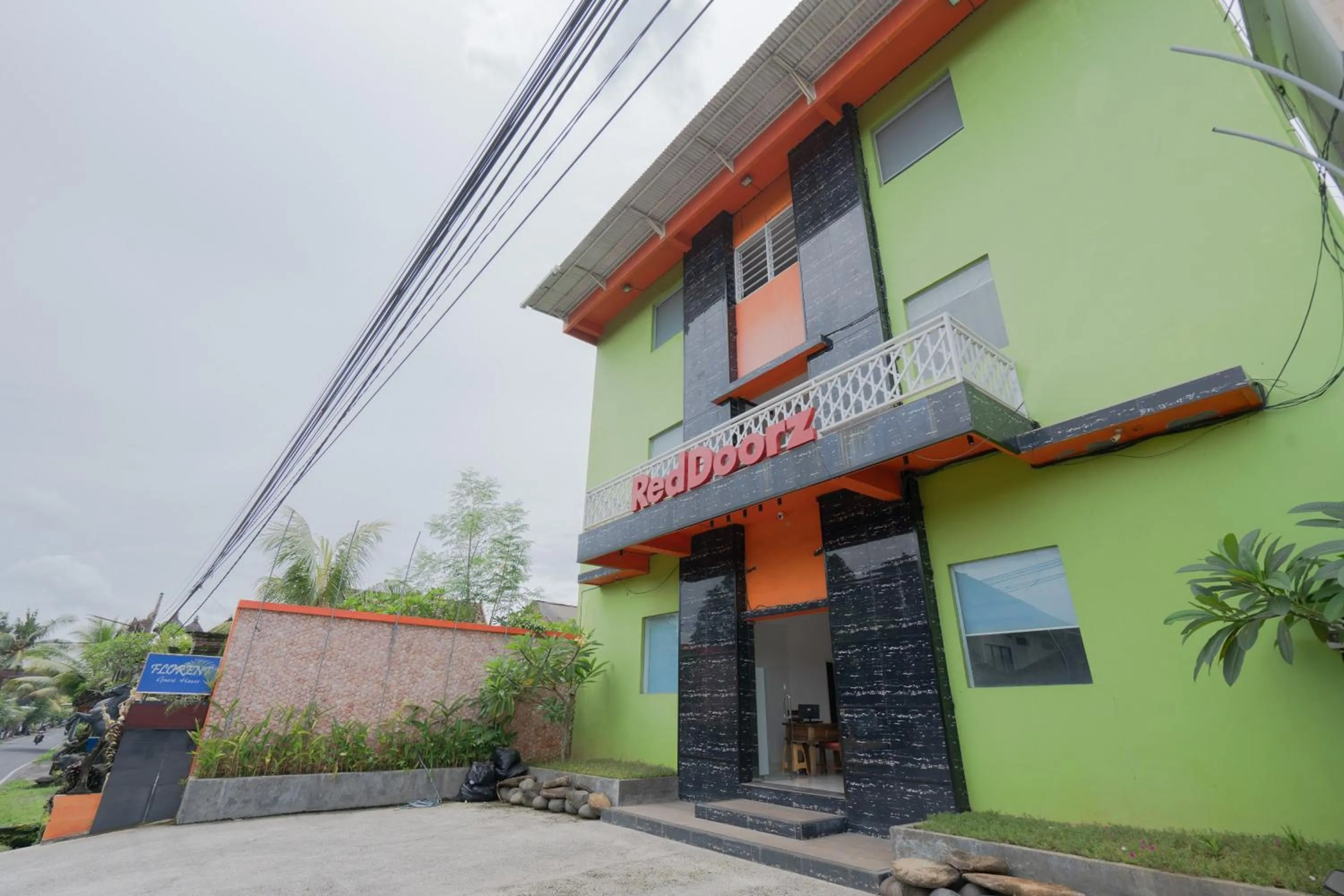 Facade/entrance in RedDoorz near Ubud Village