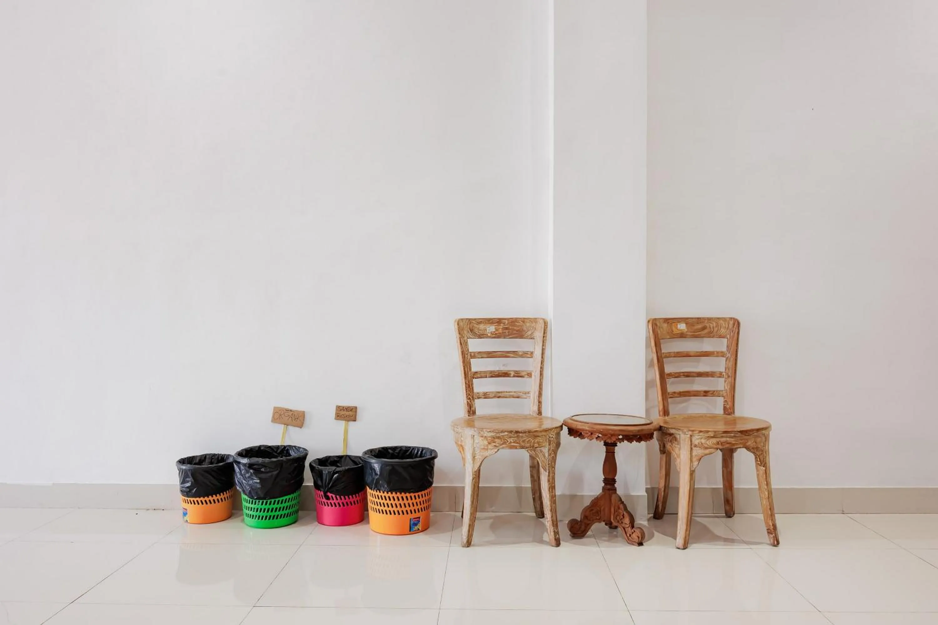 Seating area in RedDoorz near Ubud Village