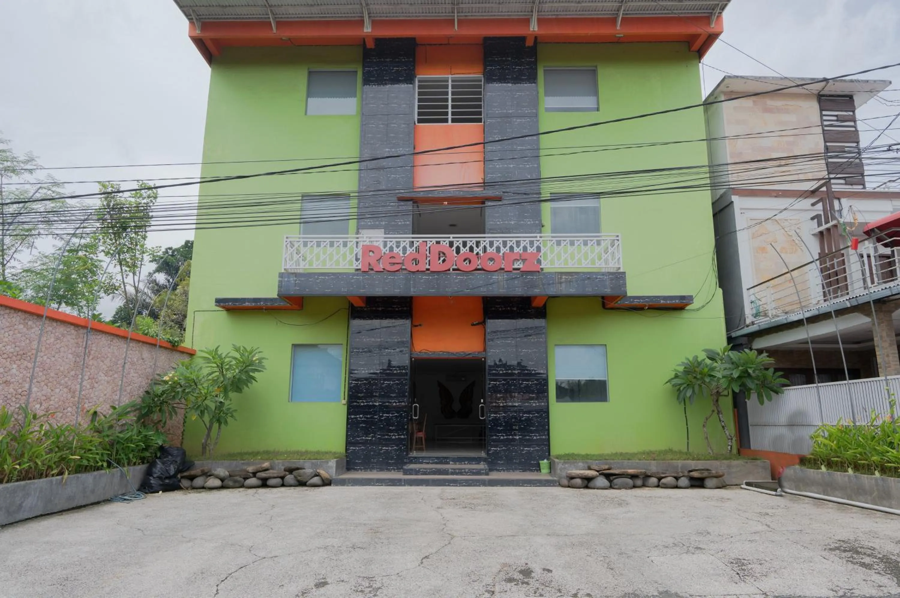 Facade/entrance in RedDoorz near Ubud Village