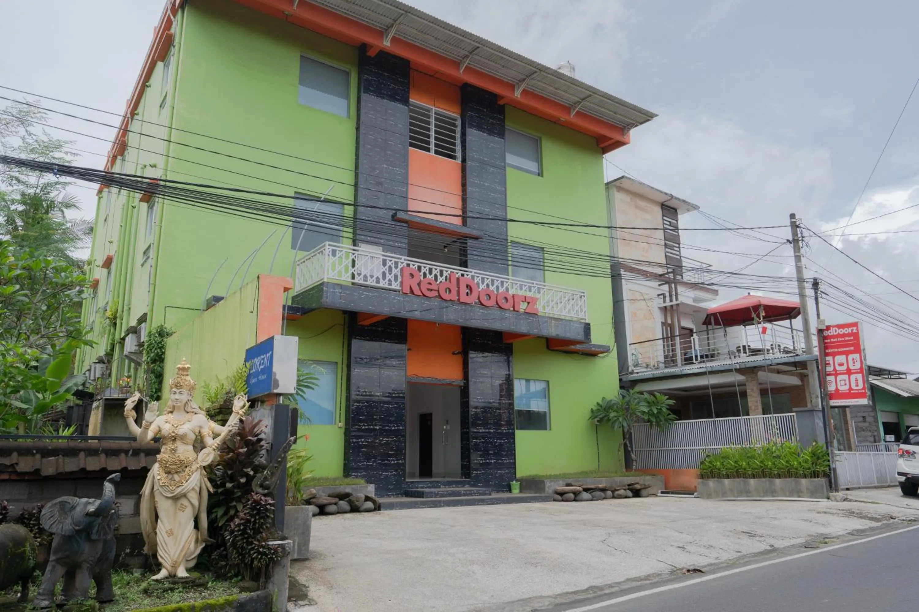 Facade/entrance in RedDoorz near Ubud Village