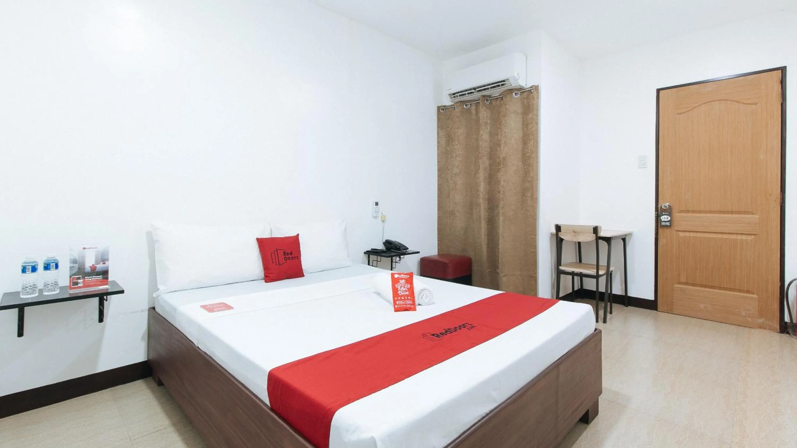 Photo of the whole room, Bed in RedDoorz at San Antonio Makati