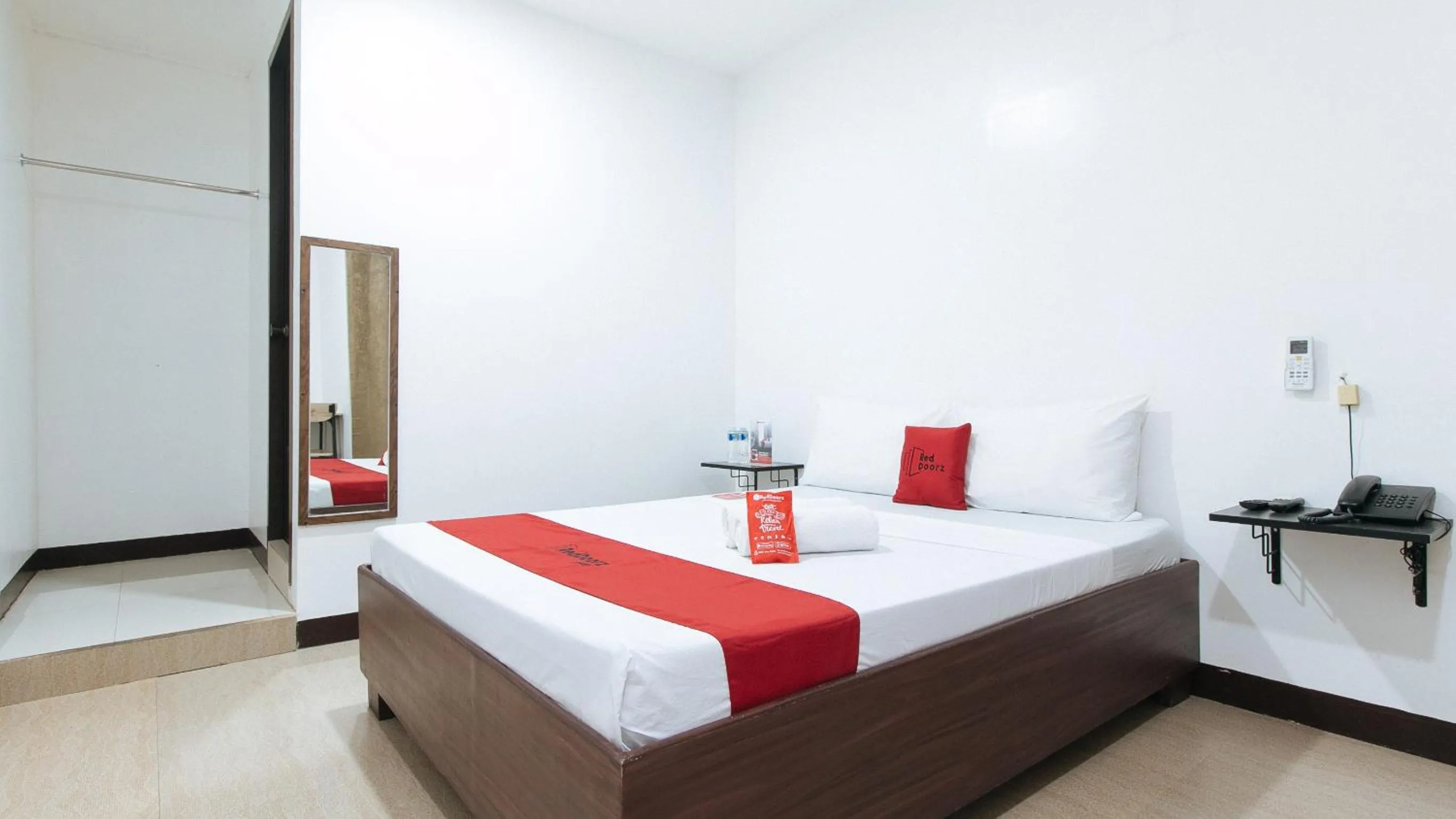 Bed in RedDoorz at San Antonio Makati
