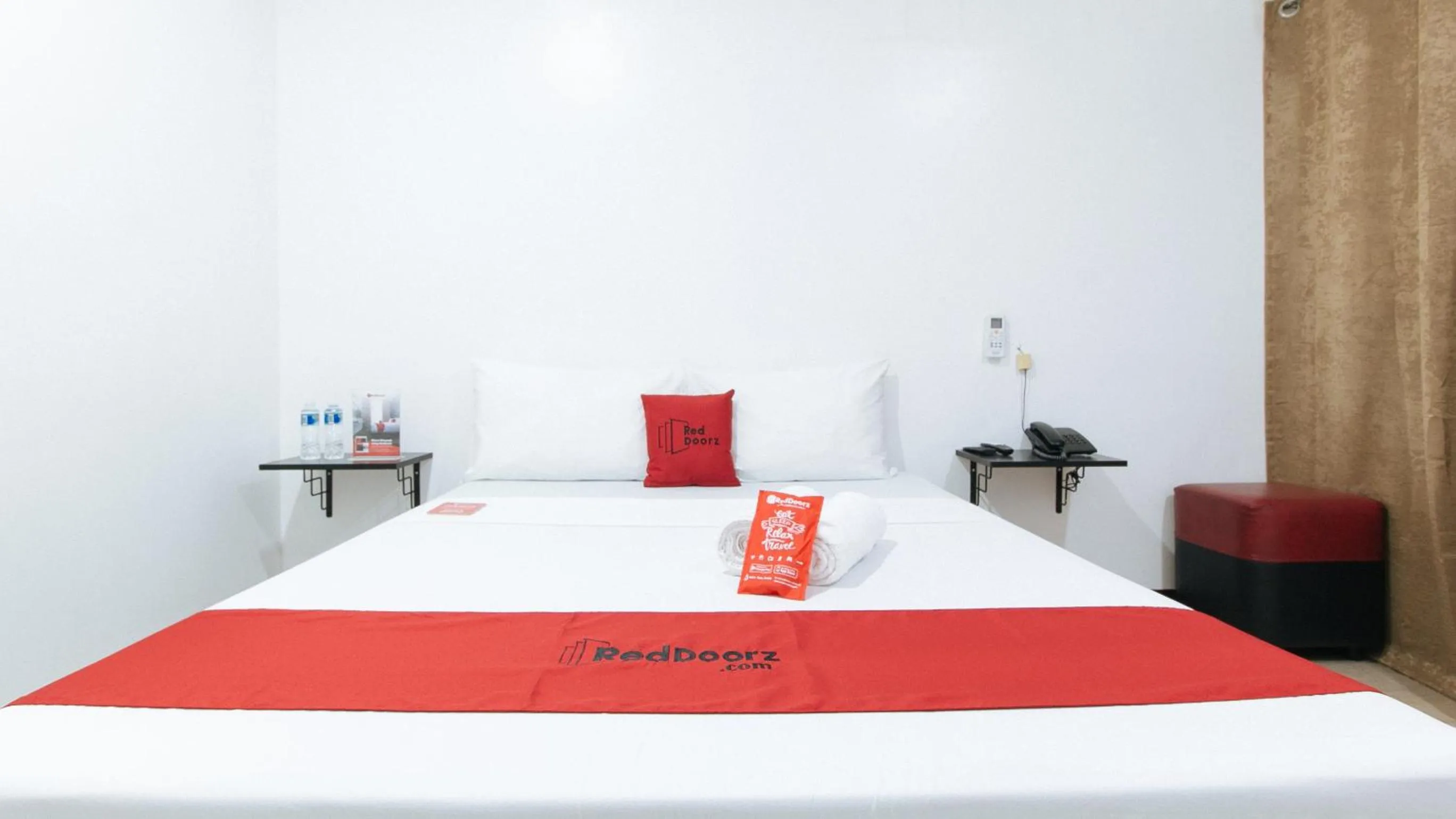 Bedroom, Bed in RedDoorz at San Antonio Makati