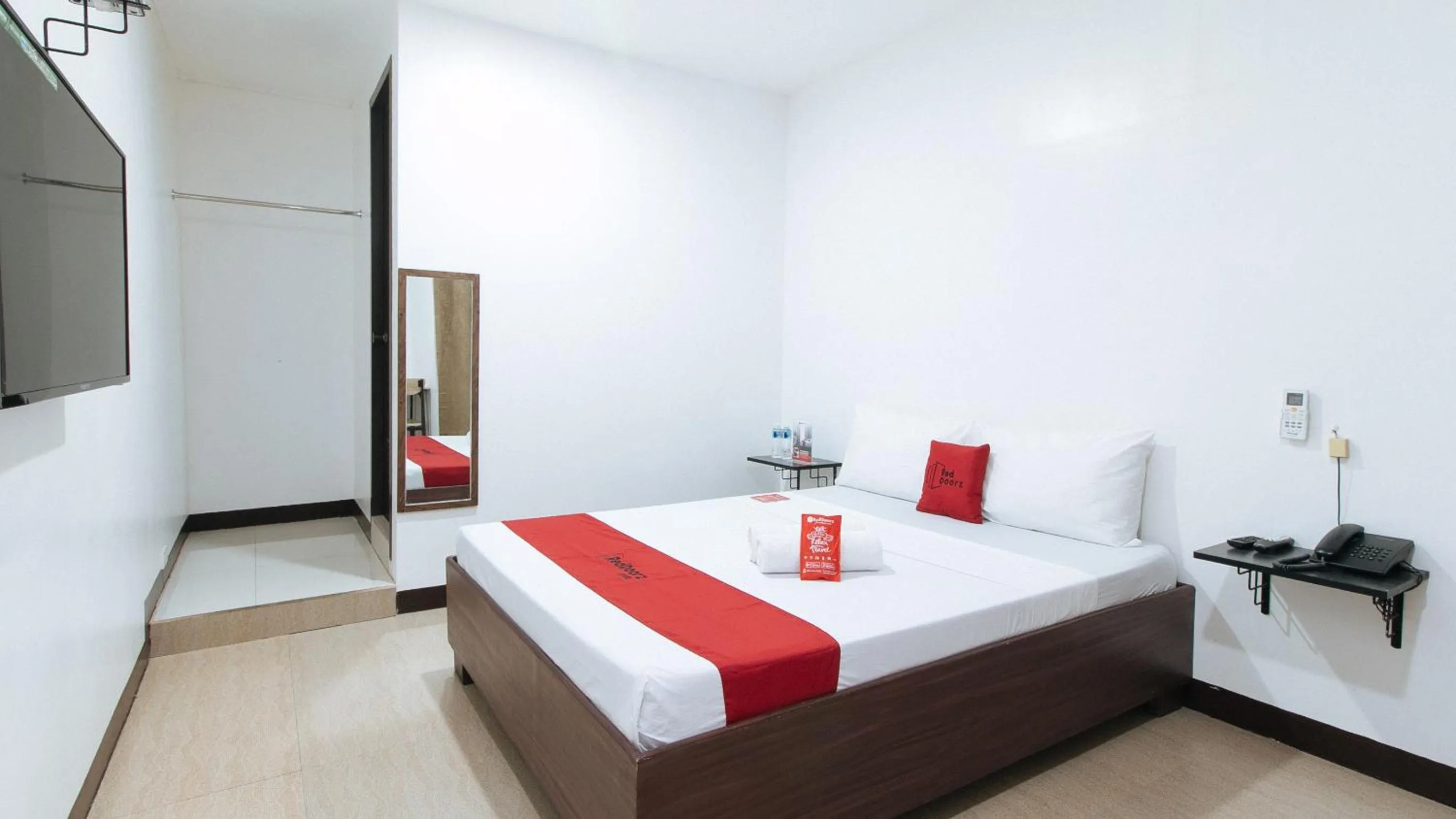 Bed in RedDoorz at San Antonio Makati