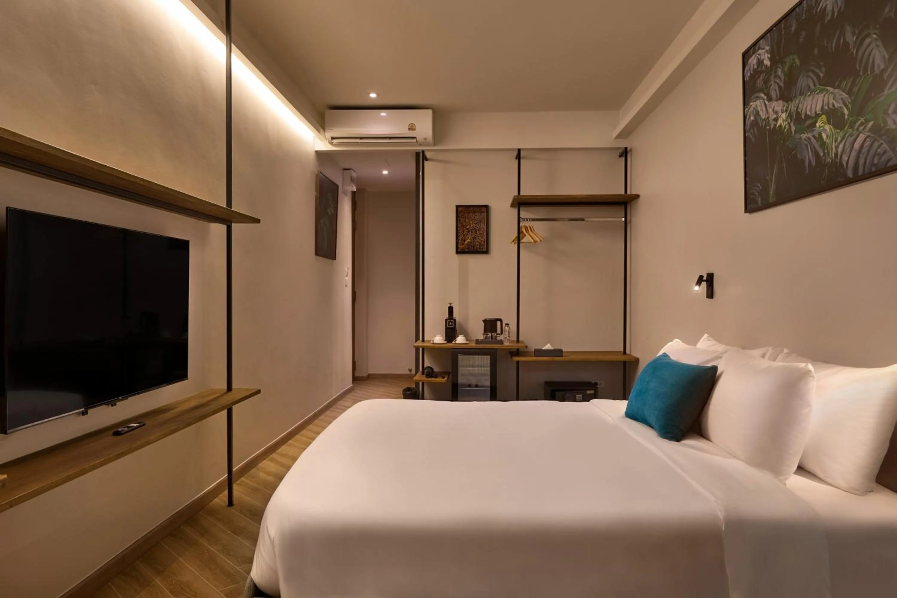 Bedroom, Bed in Red Door Samsen Hotel, Bangkok