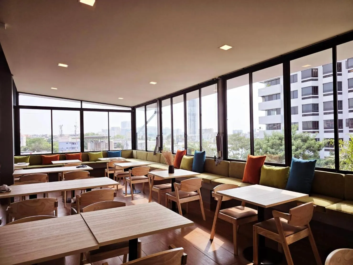 Restaurant/places to eat in Red Door Samsen Hotel, Bangkok