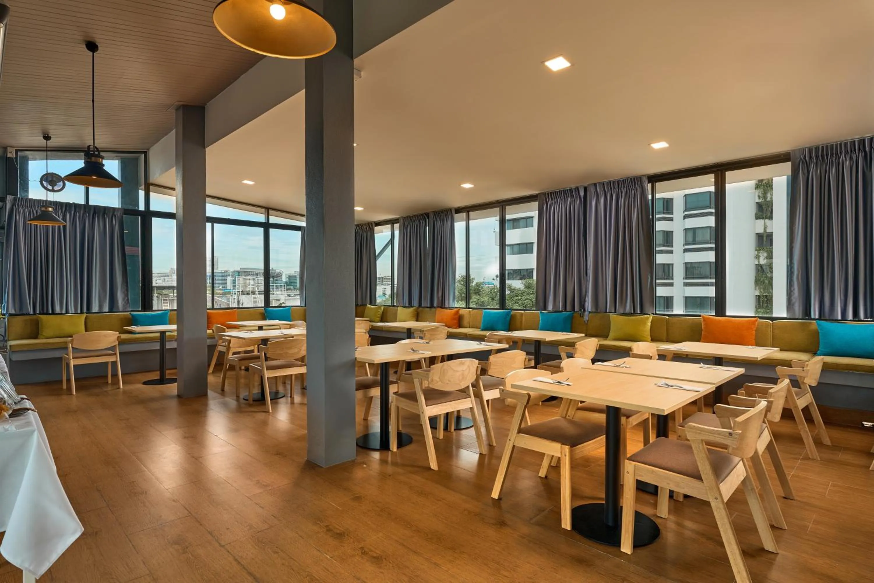 Restaurant/places to eat in Red Door Samsen Hotel, Bangkok