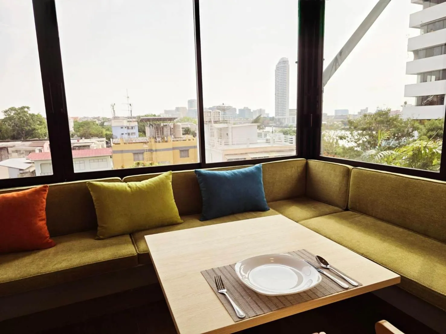 Restaurant/places to eat in Red Door Samsen Hotel, Bangkok