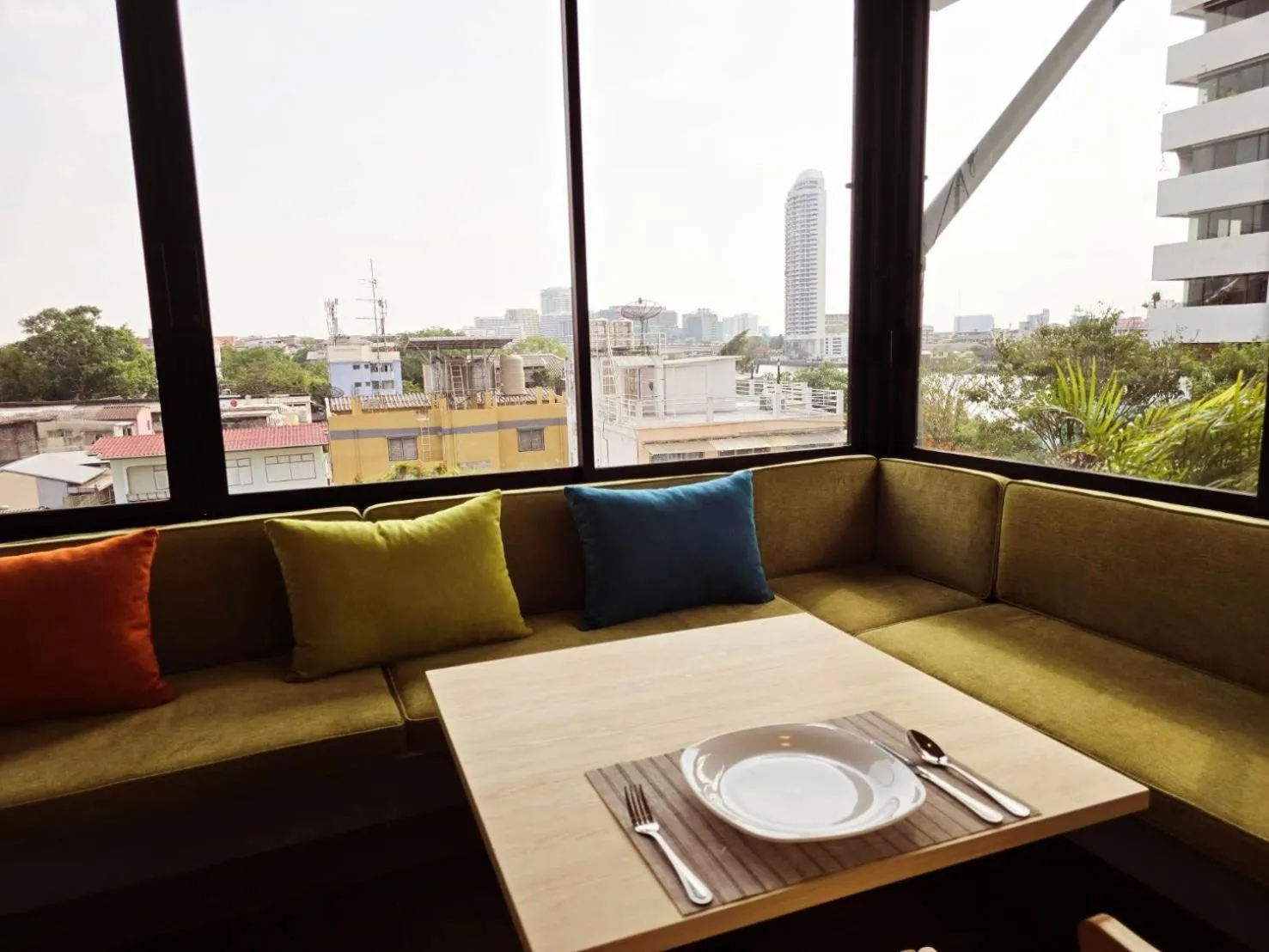 Restaurant/places to eat in Red Door Samsen Hotel, Bangkok