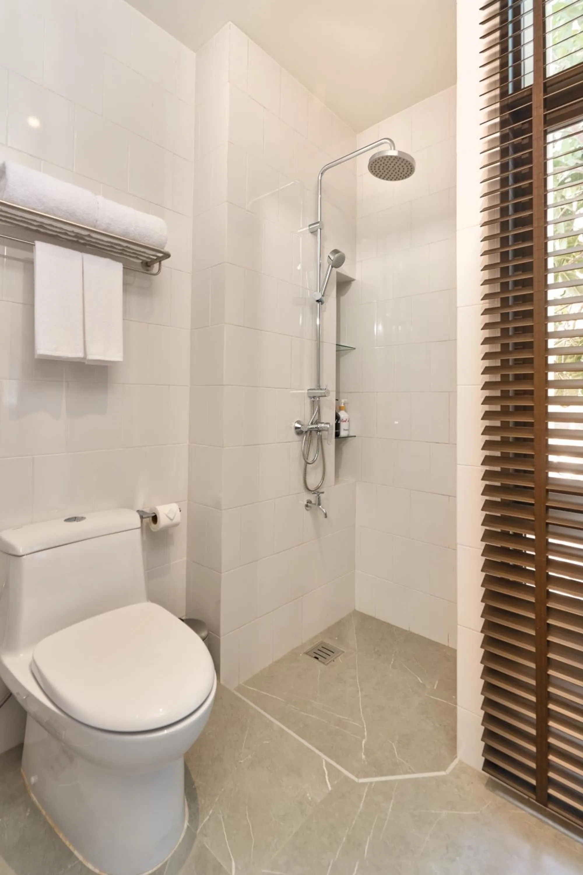 Bathroom in Red Door Samsen Hotel, Bangkok