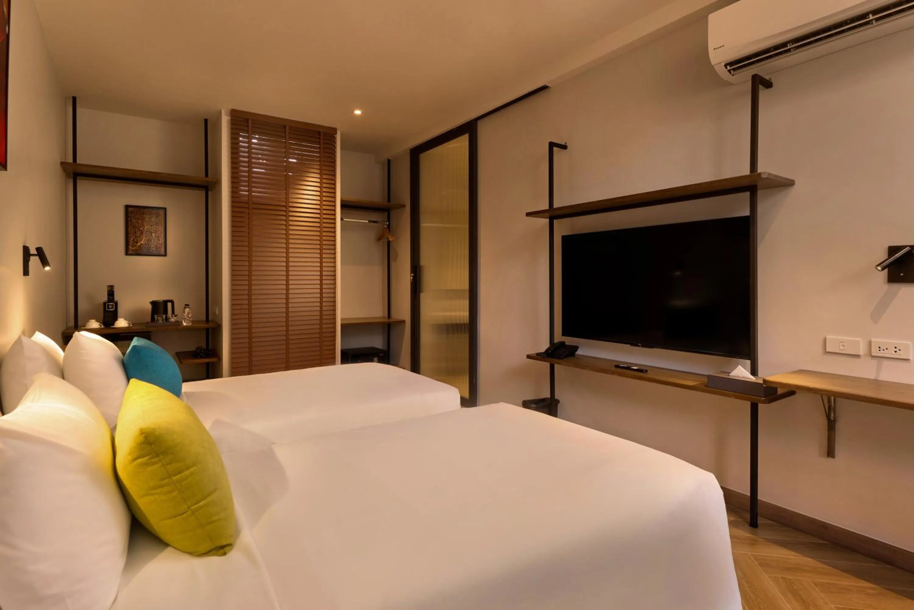 Bedroom, Bed in Red Door Samsen Hotel, Bangkok