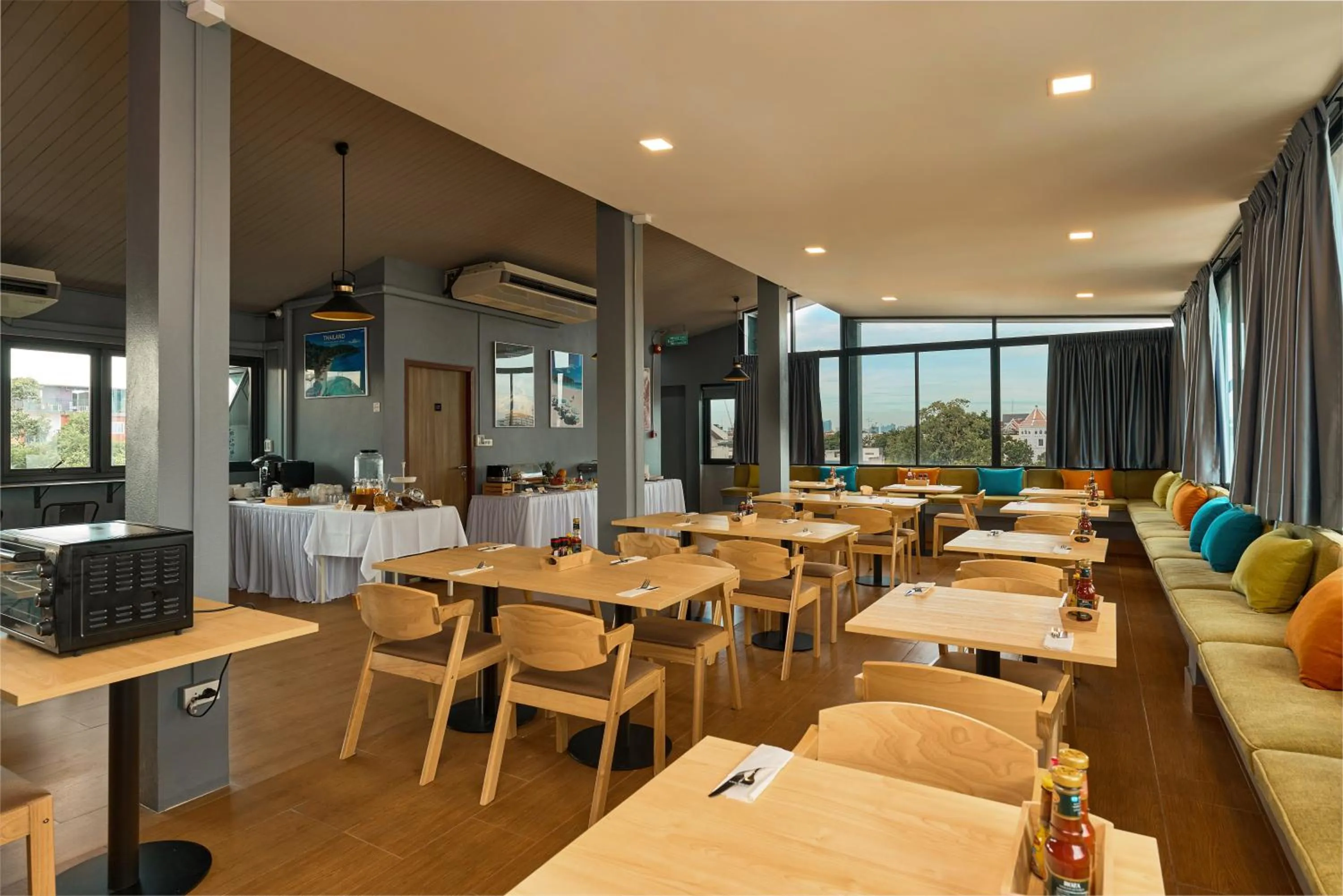 Restaurant/places to eat in Red Door Samsen Hotel, Bangkok