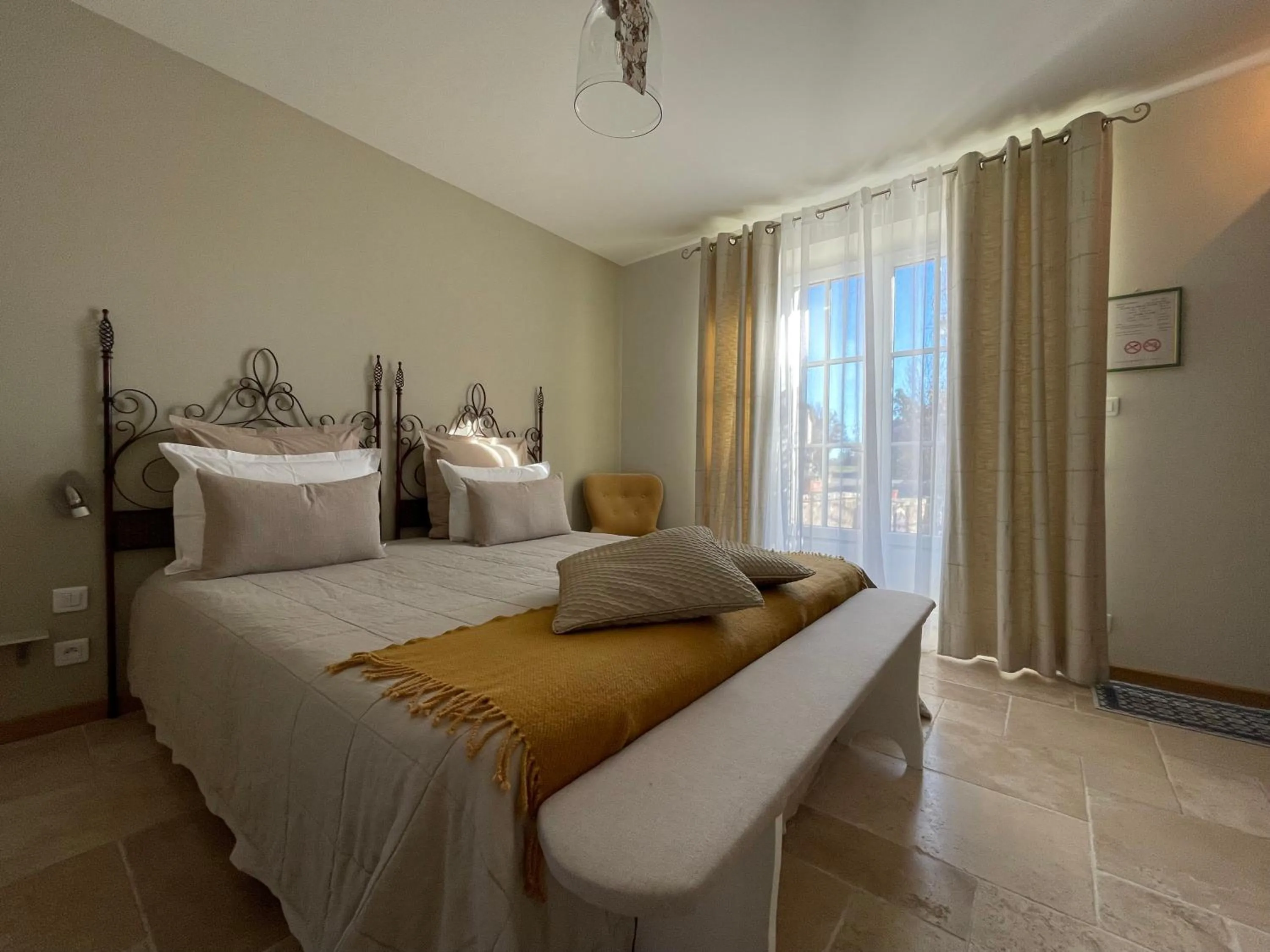 Bedroom, Bed in La Ferme Buissonnière