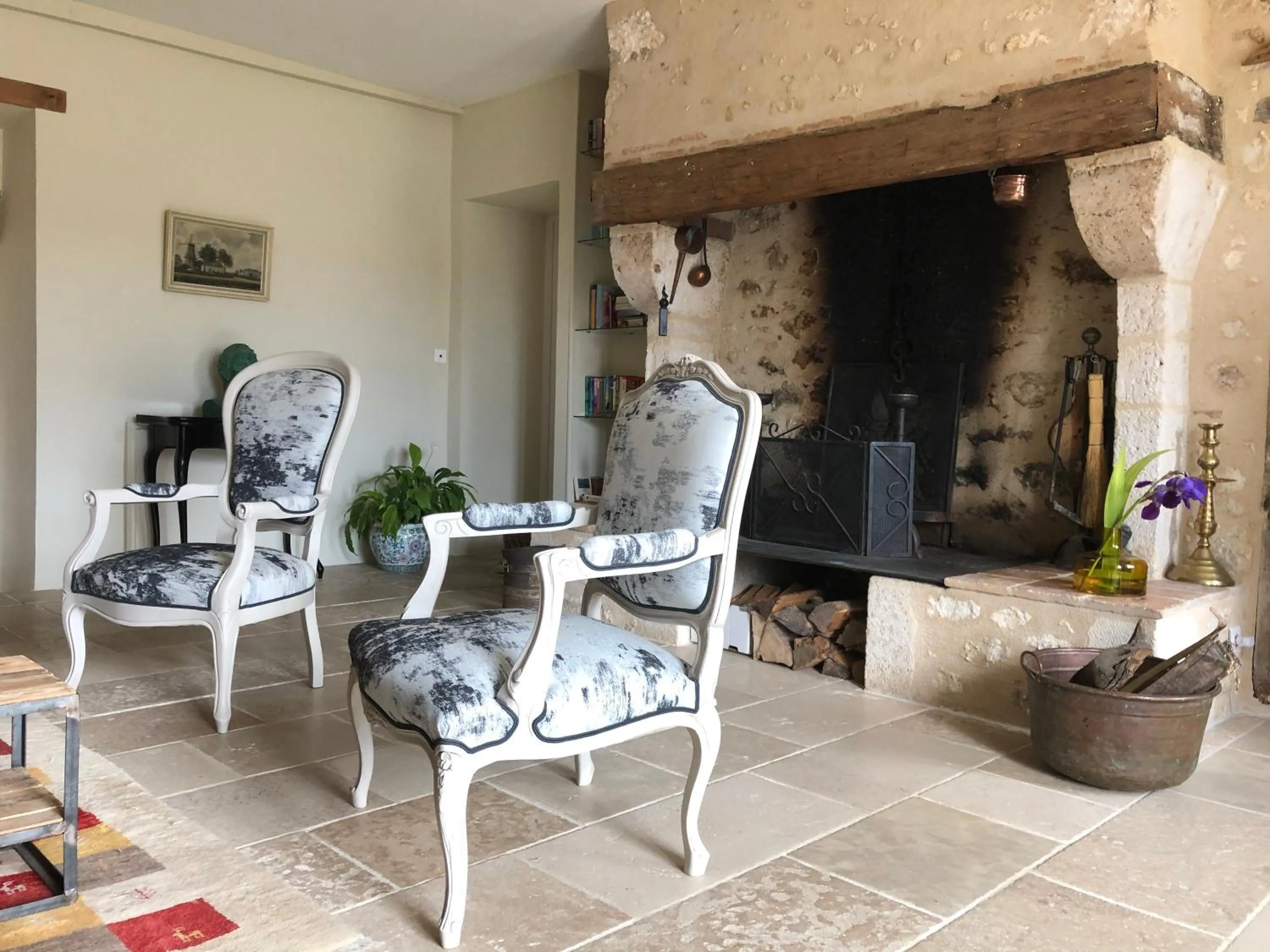Communal lounge/ TV room in La Ferme Buissonnière
