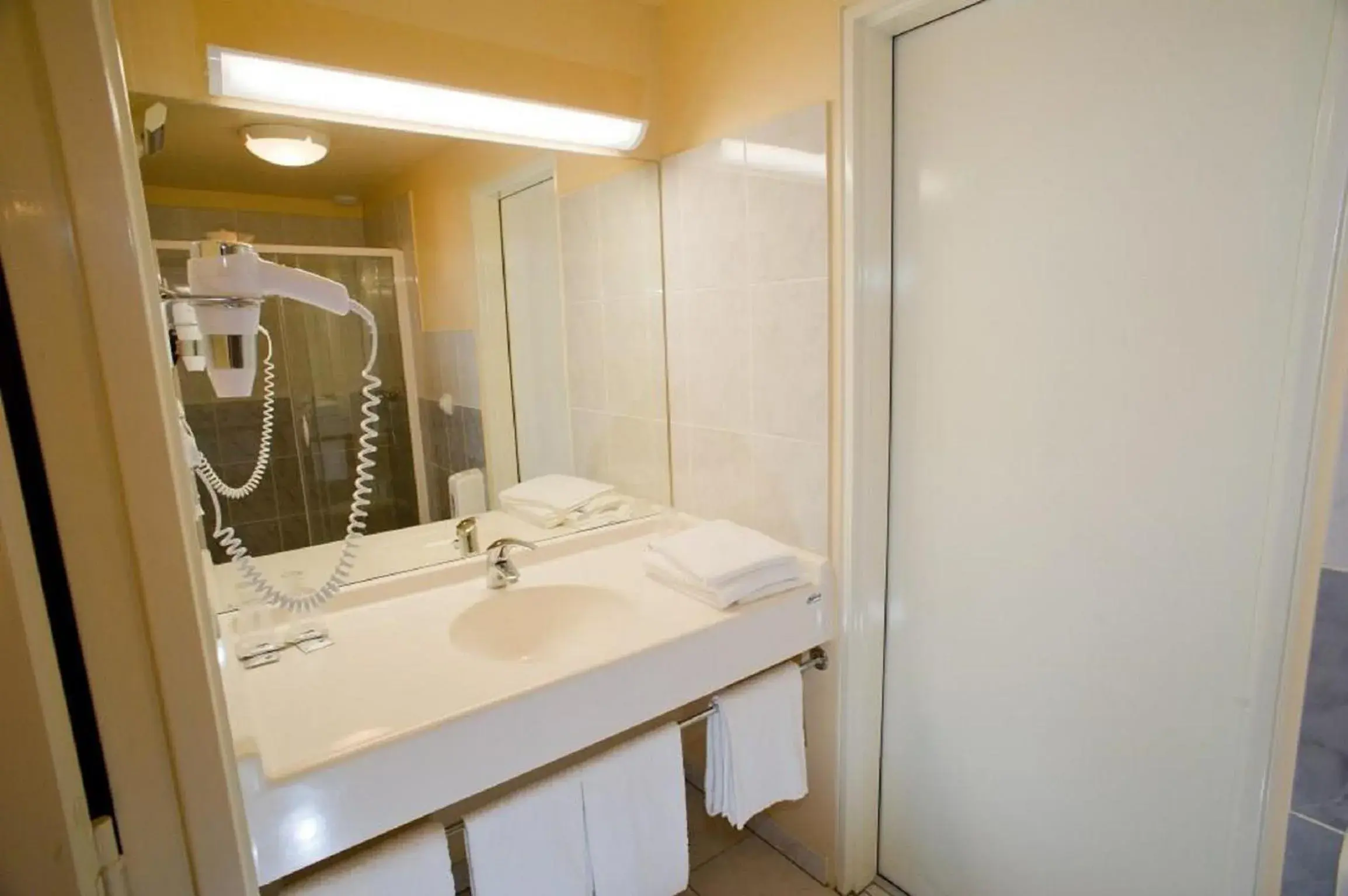Quadruple Room (1 double bed, 1 single bed, 1 child bed (70/63 in)) in ACE Hôtel Travel Athée sur Cher - A85 Aire du Val de Cher Quadruple Room (1 double bed, 1 single bed, 1 child bed (70/63 in)) in ACE Hôtel Travel Athée sur Cher - A85 Aire du Val de Cher