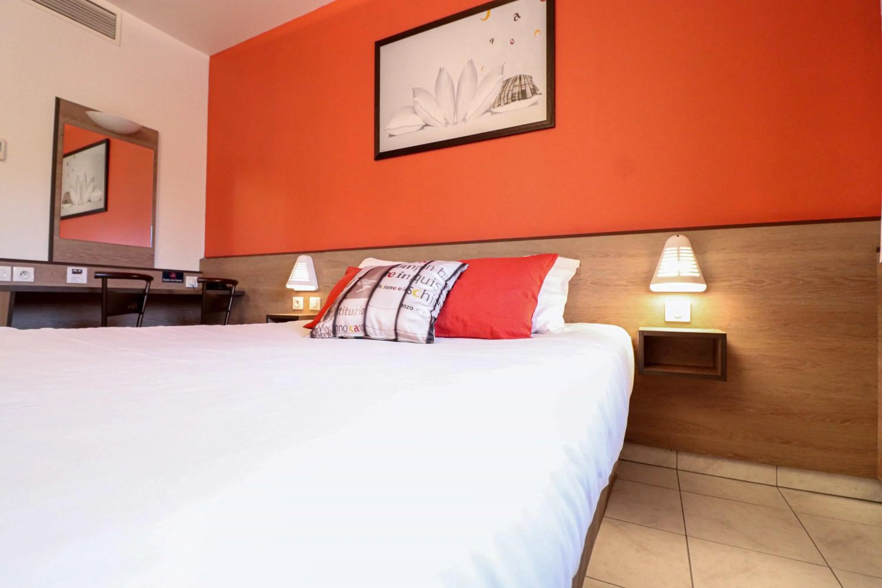 Decorative detail, Bed in ACE Hôtel Travel Athée sur Cher - A85 Aire du Val de Cher